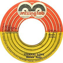 ・アーティスト Horace Andy ・タイトル Eternal Love ・レーベル・型番 Mixing Lab NONE ・フォーマット 7インチレコード ・コンディション(盤) 良い (VG+) ・コンディション(ジャケット) ・コンディション(帯) オビなし ・特記事項 【レーベルに書き込み】 サンプル画像です。実際の商品の画像ではありません 商品写真はバーコード/カタログ番号に対応したサンプル画像ですので、お送りする商品の画像ではありません。帯やライナーなどの付属品は、特記事項に記載されている場合のみ含まれます。プロモやカラーレコードなどの仕様についても、該当する場合のみ特記事項に記載しています。 【ご購入前に必ずご確認ください】 ・本店サイト(www.recordcity.jp)とは価格、送料が違います ・本店サイト、その他支店のオーダーとは同梱発送できません ・注文確定後に別の注文を頂いた場合、注文同士の同梱は致しかねます。 ・別倉庫から発送しているため、店頭受け渡しは対応しておりません ・一部商品は他の通販サイトでも販売しているため、ご注文のタイミングによっては商品のご用意ができない場合がございます。 ・土日祝日はお休みです 金曜・祝前日9時以降のご連絡またはご入金は、返答または発送が週明け・祝日明けに順次対応となります。 ・ご購入後のキャンセル不可 ご購入後のキャンセルはいかなる理由においてもお受けできません。ご了承の上、ご購入くださいませ。 ・日本郵便(ゆうパック/ゆうメール)によるお届けになります。 ・中古品であることをご理解ください 当ストアでは中古商品を主に販売しております。中古品であることをご理解の上ご購入ください。また、一部商品はRecordCityオンラインストアで試聴可能です。 ・返品について お客様のご都合による返品は一切承っておりません。 表記の内容と実際の商品に相違がある場合、また針飛び等で返品・返金をご希望される場合は、商品の到着後1週間以内にご連絡ください。商品の返送をこちらで確認後、キャンセル・返金を行います。 コンディションVG以下の商品は返品できません。プレイに影響のない表面のこすれ傷、プレス起因のノイズ盤は返品の対象外です。 【コンディション表記】 ・ほぼ新品(M-)(Like New) 完全な新品。未使用。当店ではほぼ使用しません ・非常に良い(EX)(Excellent) 中古盤として美品な状態。わずかな経年を感じるものの傷みを感じさせない、当店基準で最高の状態 ・良い(VG+)(Very Good Plus) 丁寧に扱われた中古品で、軽い使用感がみられる。 ・可(VG)(Acceptable) 使い込まれた中古品で、「良い」よりもさらに使用感がみられる。 ・悪い(VG-)(Bad) 状態が悪いアイテム。使用の保障はなく、再生不可、針飛び、目立つノイズがあるかもしれない。状態によるクレーム不可。返品不可。 ・非常に悪い(G)(Very Bad) 「悪い」よりさらに状態が悪いアイテム。使用の保障はなく、再生不可、針飛び、目立つノイズがあるかもしれない。状態によるクレーム不可。返品不可。 ・ジャンク(Fair)(Junk/Fair) 割れている、反っている、水ダメージがある、カビ、ジャケットが分離している、ひどい書き込み、ひどい擦れなど最低の状態。使用の保障はなく、再生不可、針飛び、目立つノイズがあるかもしれない。状態によるクレーム不可。返品不可。 ・ジャンク(Poor)(Junk/Poor) 割れている、反っている、水ダメージがある、カビ、ジャケットが分離している、ひどい書き込み、ひどい擦れなど最低の状態。使用の保障はなく、再生不可、針飛び、目立つノイズがあるかもしれない。状態によるクレーム不可。返品不可。