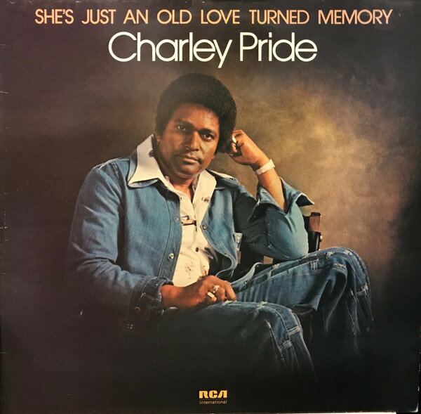 ・アーティスト Charley Pride ・タイトル She's Just An Old Love Turned Memory ・レーベル・型番 RCA International INTS5180 ・フォーマット LPレコード ・コンディション(盤) 良い (VG+) ・コンディション(ジャケット) 良い (VG+) ・コンディション(帯) オビなし ・特記事項 【カバーにシール付着】【カバーに軽い擦れ】 サンプル画像です。実際の商品の画像ではありません 商品写真はバーコード/カタログ番号に対応したサンプル画像ですので、お送りする商品の画像ではありません。帯やライナーなどの付属品は、特記事項に記載されている場合のみ含まれます。プロモやカラーレコードなどの仕様についても、該当する場合のみ特記事項に記載しています。 【ご購入前に必ずご確認ください】 ・本店サイト(www.recordcity.jp)とは価格、送料が違います ・本店サイト、その他支店のオーダーとは同梱発送できません ・注文確定後に別の注文を頂いた場合、注文同士の同梱は致しかねます。 ・別倉庫から発送しているため、店頭受け渡しは対応しておりません ・一部商品は他の通販サイトでも販売しているため、ご注文のタイミングによっては商品のご用意ができない場合がございます。 ・土日祝日はお休みです 金曜・祝前日9時以降のご連絡またはご入金は、返答または発送が週明け・祝日明けに順次対応となります。 ・ご購入後のキャンセル不可 ご購入後のキャンセルはいかなる理由においてもお受けできません。ご了承の上、ご購入くださいませ。 ・日本郵便(ゆうパック/ゆうメール)によるお届けになります。 ・中古品であることをご理解ください 当ストアでは中古商品を主に販売しております。中古品であることをご理解の上ご購入ください。また、一部商品はRecordCityオンラインストアで試聴可能です。 ・返品について お客様のご都合による返品は一切承っておりません。 表記の内容と実際の商品に相違がある場合、また針飛び等で返品・返金をご希望される場合は、商品の到着後1週間以内にご連絡ください。商品の返送をこちらで確認後、キャンセル・返金を行います。 コンディションVG以下の商品は返品できません。プレイに影響のない表面のこすれ傷、プレス起因のノイズ盤は返品の対象外です。 【コンディション表記】 ・ほぼ新品(M-)(Like New) 完全な新品。未使用。当店ではほぼ使用しません ・非常に良い(EX)(Excellent) 中古盤として美品な状態。わずかな経年を感じるものの傷みを感じさせない、当店基準で最高の状態 ・良い(VG+)(Very Good Plus) 丁寧に扱われた中古品で、軽い使用感がみられる。 ・可(VG)(Acceptable) 使い込まれた中古品で、「良い」よりもさらに使用感がみられる。 ・悪い(VG-)(Bad) 状態が悪いアイテム。使用の保障はなく、再生不可、針飛び、目立つノイズがあるかもしれない。状態によるクレーム不可。返品不可。 ・非常に悪い(G)(Very Bad) 「悪い」よりさらに状態が悪いアイテム。使用の保障はなく、再生不可、針飛び、目立つノイズがあるかもしれない。状態によるクレーム不可。返品不可。 ・ジャンク(Fair)(Junk/Fair) 割れている、反っている、水ダメージがある、カビ、ジャケットが分離している、ひどい書き込み、ひどい擦れなど最低の状態。使用の保障はなく、再生不可、針飛び、目立つノイズがあるかもしれない。状態によるクレーム不可。返品不可。 ・ジャンク(Poor)(Junk/Poor) 割れている、反っている、水ダメージがある、カビ、ジャケットが分離している、ひどい書き込み、ひどい擦れなど最低の状態。使用の保障はなく、再生不可、針飛び、目立つノイズがあるかもしれない。状態によるクレーム不可。返品不可。