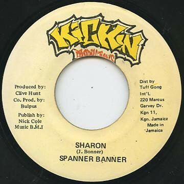 ・アーティスト Spanner Banner ・タイトル Sharon ・レーベル・型番 Kickin Productions NONE ・フォーマット 7インチレコード ・コンディション(盤) 良い (VG+) ・コンディション(ジャケット) ・コンディション(帯) オビなし ・特記事項 【Love Me Always】 サンプル画像です。実際の商品の画像ではありません 商品写真はバーコード/カタログ番号に対応したサンプル画像ですので、お送りする商品の画像ではありません。帯やライナーなどの付属品は、特記事項に記載されている場合のみ含まれます。プロモやカラーレコードなどの仕様についても、該当する場合のみ特記事項に記載しています。 【ご購入前に必ずご確認ください】 ・本店サイト(www.recordcity.jp)とは価格、送料が違います ・本店サイト、その他支店のオーダーとは同梱発送できません ・注文確定後に別の注文を頂いた場合、注文同士の同梱は致しかねます。 ・別倉庫から発送しているため、店頭受け渡しは対応しておりません ・一部商品は他の通販サイトでも販売しているため、ご注文のタイミングによっては商品のご用意ができない場合がございます。 ・土日祝日はお休みです 金曜・祝前日9時以降のご連絡またはご入金は、返答または発送が週明け・祝日明けに順次対応となります。 ・ご購入後のキャンセル不可 ご購入後のキャンセルはいかなる理由においてもお受けできません。ご了承の上、ご購入くださいませ。 ・日本郵便(ゆうパック/ゆうメール)によるお届けになります。 ・中古品であることをご理解ください 当ストアでは中古商品を主に販売しております。中古品であることをご理解の上ご購入ください。また、一部商品はRecordCityオンラインストアで試聴可能です。 ・返品について お客様のご都合による返品は一切承っておりません。 表記の内容と実際の商品に相違がある場合、また針飛び等で返品・返金をご希望される場合は、商品の到着後1週間以内にご連絡ください。商品の返送をこちらで確認後、キャンセル・返金を行います。 コンディションVG以下の商品は返品できません。プレイに影響のない表面のこすれ傷、プレス起因のノイズ盤は返品の対象外です。 【コンディション表記】 ・ほぼ新品(M-)(Like New) 完全な新品。未使用。当店ではほぼ使用しません ・非常に良い(EX)(Excellent) 中古盤として美品な状態。わずかな経年を感じるものの傷みを感じさせない、当店基準で最高の状態 ・良い(VG+)(Very Good Plus) 丁寧に扱われた中古品で、軽い使用感がみられる。 ・可(VG)(Acceptable) 使い込まれた中古品で、「良い」よりもさらに使用感がみられる。 ・悪い(VG-)(Bad) 状態が悪いアイテム。使用の保障はなく、再生不可、針飛び、目立つノイズがあるかもしれない。状態によるクレーム不可。返品不可。 ・非常に悪い(G)(Very Bad) 「悪い」よりさらに状態が悪いアイテム。使用の保障はなく、再生不可、針飛び、目立つノイズがあるかもしれない。状態によるクレーム不可。返品不可。 ・ジャンク(Fair)(Junk/Fair) 割れている、反っている、水ダメージがある、カビ、ジャケットが分離している、ひどい書き込み、ひどい擦れなど最低の状態。使用の保障はなく、再生不可、針飛び、目立つノイズがあるかもしれない。状態によるクレーム不可。返品不可。 ・ジャンク(Poor)(Junk/Poor) 割れている、反っている、水ダメージがある、カビ、ジャケットが分離している、ひどい書き込み、ひどい擦れなど最低の状態。使用の保障はなく、再生不可、針飛び、目立つノイズがあるかもしれない。状態によるクレーム不可。返品不可。