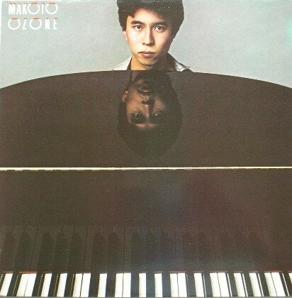 ・アーティスト Makoto Ozone ・タイトル Makoto Ozone ・レーベル・型番 Columbia FC39624 ・フォーマット LPレコード ・コンディション(盤) 良い (VG+) ・コンディション(ジャケット) 可 (VG) ・コンディション(帯) オビなし ・特記事項 【カバー目立った破れ】 サンプル画像です。実際の商品の画像ではありません 商品写真はバーコード/カタログ番号に対応したサンプル画像ですので、お送りする商品の画像ではありません。帯やライナーなどの付属品は、特記事項に記載されている場合のみ含まれます。プロモやカラーレコードなどの仕様についても、該当する場合のみ特記事項に記載しています。 【ご購入前に必ずご確認ください】 ・本店サイト(www.recordcity.jp)とは価格、送料が違います ・本店サイト、その他支店のオーダーとは同梱発送できません ・注文確定後に別の注文を頂いた場合、注文同士の同梱は致しかねます。 ・別倉庫から発送しているため、店頭受け渡しは対応しておりません ・一部商品は他の通販サイトでも販売しているため、ご注文のタイミングによっては商品のご用意ができない場合がございます。 ・土日祝日はお休みです 金曜・祝前日9時以降のご連絡またはご入金は、返答または発送が週明け・祝日明けに順次対応となります。 ・ご購入後のキャンセル不可 ご購入後のキャンセルはいかなる理由においてもお受けできません。ご了承の上、ご購入くださいませ。 ・日本郵便(ゆうパック/ゆうメール)によるお届けになります。 ・中古品であることをご理解ください 当ストアでは中古商品を主に販売しております。中古品であることをご理解の上ご購入ください。また、一部商品はRecordCityオンラインストアで試聴可能です。 ・返品について お客様のご都合による返品は一切承っておりません。 表記の内容と実際の商品に相違がある場合、また針飛び等で返品・返金をご希望される場合は、商品の到着後1週間以内にご連絡ください。商品の返送をこちらで確認後、キャンセル・返金を行います。 コンディションVG以下の商品は返品できません。プレイに影響のない表面のこすれ傷、プレス起因のノイズ盤は返品の対象外です。 【コンディション表記】 ・ほぼ新品(M-)(Like New) 完全な新品。未使用。当店ではほぼ使用しません ・非常に良い(EX)(Excellent) 中古盤として美品な状態。わずかな経年を感じるものの傷みを感じさせない、当店基準で最高の状態 ・良い(VG+)(Very Good Plus) 丁寧に扱われた中古品で、軽い使用感がみられる。 ・可(VG)(Acceptable) 使い込まれた中古品で、「良い」よりもさらに使用感がみられる。 ・悪い(VG-)(Bad) 状態が悪いアイテム。使用の保障はなく、再生不可、針飛び、目立つノイズがあるかもしれない。状態によるクレーム不可。返品不可。 ・非常に悪い(G)(Very Bad) 「悪い」よりさらに状態が悪いアイテム。使用の保障はなく、再生不可、針飛び、目立つノイズがあるかもしれない。状態によるクレーム不可。返品不可。 ・ジャンク(Fair)(Junk/Fair) 割れている、反っている、水ダメージがある、カビ、ジャケットが分離している、ひどい書き込み、ひどい擦れなど最低の状態。使用の保障はなく、再生不可、針飛び、目立つノイズがあるかもしれない。状態によるクレーム不可。返品不可。 ・ジャンク(Poor)(Junk/Poor) 割れている、反っている、水ダメージがある、カビ、ジャケットが分離している、ひどい書き込み、ひどい擦れなど最低の状態。使用の保障はなく、再生不可、針飛び、目立つノイズがあるかもしれない。状態によるクレーム不可。返品不可。