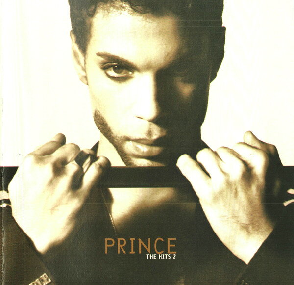 ・アーティスト Prince ・タイトル The Hits 2 ・レーベル・型番 Paisley Park W245435 ・フォーマット CD ・コンディション(盤) 良い (VG+) ・コンディション(ジャケット) ・コンディション(帯) オビなし ・特記事項 【盤に小さいキズ】【ツメ折れ/破損】 サンプル画像です。実際の商品の画像ではありません 商品写真はバーコード/カタログ番号に対応したサンプル画像ですので、お送りする商品の画像ではありません。帯やライナーなどの付属品は、特記事項に記載されている場合のみ含まれます。プロモやカラーレコードなどの仕様についても、該当する場合のみ特記事項に記載しています。 【ご購入前に必ずご確認ください】 ・本店サイト(www.recordcity.jp)とは価格、送料が違います ・本店サイト、その他支店のオーダーとは同梱発送できません ・注文確定後に別の注文を頂いた場合、注文同士の同梱は致しかねます。 ・別倉庫から発送しているため、店頭受け渡しは対応しておりません ・一部商品は他の通販サイトでも販売しているため、ご注文のタイミングによっては商品のご用意ができない場合がございます。 ・土日祝日はお休みです 金曜・祝前日9時以降のご連絡またはご入金は、返答または発送が週明け・祝日明けに順次対応となります。 ・ご購入後のキャンセル不可 ご購入後のキャンセルはいかなる理由においてもお受けできません。ご了承の上、ご購入くださいませ。 ・日本郵便(ゆうパック/ゆうメール)によるお届けになります。 ・中古品であることをご理解ください 当ストアでは中古商品を主に販売しております。中古品であることをご理解の上ご購入ください。また、一部商品はRecordCityオンラインストアで試聴可能です。 ・返品について お客様のご都合による返品は一切承っておりません。 表記の内容と実際の商品に相違がある場合、また針飛び等で返品・返金をご希望される場合は、商品の到着後1週間以内にご連絡ください。商品の返送をこちらで確認後、キャンセル・返金を行います。 コンディションVG以下の商品は返品できません。プレイに影響のない表面のこすれ傷、プレス起因のノイズ盤は返品の対象外です。 【コンディション表記】 ・ほぼ新品(M-)(Like New) 完全な新品。未使用。当店ではほぼ使用しません ・非常に良い(EX)(Excellent) 中古盤として美品な状態。わずかな経年を感じるものの傷みを感じさせない、当店基準で最高の状態 ・良い(VG+)(Very Good Plus) 丁寧に扱われた中古品で、軽い使用感がみられる。 ・可(VG)(Acceptable) 使い込まれた中古品で、「良い」よりもさらに使用感がみられる。 ・悪い(VG-)(Bad) 状態が悪いアイテム。使用の保障はなく、再生不可、針飛び、目立つノイズがあるかもしれない。状態によるクレーム不可。返品不可。 ・非常に悪い(G)(Very Bad) 「悪い」よりさらに状態が悪いアイテム。使用の保障はなく、再生不可、針飛び、目立つノイズがあるかもしれない。状態によるクレーム不可。返品不可。 ・ジャンク(Fair)(Junk/Fair) 割れている、反っている、水ダメージがある、カビ、ジャケットが分離している、ひどい書き込み、ひどい擦れなど最低の状態。使用の保障はなく、再生不可、針飛び、目立つノイズがあるかもしれない。状態によるクレーム不可。返品不可。 ・ジャンク(Poor)(Junk/Poor) 割れている、反っている、水ダメージがある、カビ、ジャケットが分離している、ひどい書き込み、ひどい擦れなど最低の状態。使用の保障はなく、再生不可、針飛び、目立つノイズがあるかもしれない。状態によるクレーム不可。返品不可。