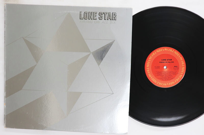 ・アーティスト Lone Star ・タイトル Firing On All Six ・レーベル・型番 COLUMBIA BL34937 ・フォーマット LPレコード ・コンディション(盤) 良い (VG+) ・コンディション(ジャケット) 良い (VG+) ・コンディション(帯) オビなし ・特記事項 【カバーにリングウェア】【盤に浅い跡】 実際に発送される商品の画像です 【ご購入前に必ずご確認ください】 ・本店サイト(www.recordcity.jp)とは価格、送料が違います ・本店サイト、その他支店のオーダーとは同梱発送できません ・注文確定後に別の注文を頂いた場合、注文同士の同梱は致しかねます。 ・別倉庫から発送しているため、店頭受け渡しは対応しておりません ・一部商品は他の通販サイトでも販売しているため、ご注文のタイミングによっては商品のご用意ができない場合がございます。 ・土日祝日はお休みです 金曜・祝前日9時以降のご連絡またはご入金は、返答または発送が週明け・祝日明けに順次対応となります。 ・ご購入後のキャンセル不可 ご購入後のキャンセルはいかなる理由においてもお受けできません。ご了承の上、ご購入くださいませ。 ・日本郵便(ゆうパック/ゆうメール)によるお届けになります。 ・中古品であることをご理解ください 当ストアでは中古商品を主に販売しております。中古品であることをご理解の上ご購入ください。また、一部商品はRecordCityオンラインストアで試聴可能です。 ・返品について お客様のご都合による返品は一切承っておりません。 表記の内容と実際の商品に相違がある場合、また針飛び等で返品・返金をご希望される場合は、商品の到着後1週間以内にご連絡ください。商品の返送をこちらで確認後、キャンセル・返金を行います。 コンディションVG以下の商品は返品できません。プレイに影響のない表面のこすれ傷、プレス起因のノイズ盤は返品の対象外です。 【コンディション表記】 ・ほぼ新品(M-)(Like New) 完全な新品。未使用。当店ではほぼ使用しません ・非常に良い(EX)(Excellent) 中古盤として美品な状態。わずかな経年を感じるものの傷みを感じさせない、当店基準で最高の状態 ・良い(VG+)(Very Good Plus) 丁寧に扱われた中古品で、軽い使用感がみられる。 ・可(VG)(Acceptable) 使い込まれた中古品で、「良い」よりもさらに使用感がみられる。 ・悪い(VG-)(Bad) 状態が悪いアイテム。使用の保障はなく、再生不可、針飛び、目立つノイズがあるかもしれない。状態によるクレーム不可。返品不可。 ・非常に悪い(G)(Very Bad) 「悪い」よりさらに状態が悪いアイテム。使用の保障はなく、再生不可、針飛び、目立つノイズがあるかもしれない。状態によるクレーム不可。返品不可。 ・ジャンク(Fair)(Junk/Fair) 割れている、反っている、水ダメージがある、カビ、ジャケットが分離している、ひどい書き込み、ひどい擦れなど最低の状態。使用の保障はなく、再生不可、針飛び、目立つノイズがあるかもしれない。状態によるクレーム不可。返品不可。 ・ジャンク(Poor)(Junk/Poor) 割れている、反っている、水ダメージがある、カビ、ジャケットが分離している、ひどい書き込み、ひどい擦れなど最低の状態。使用の保障はなく、再生不可、針飛び、目立つノイズがあるかもしれない。状態によるクレーム不可。返品不可。