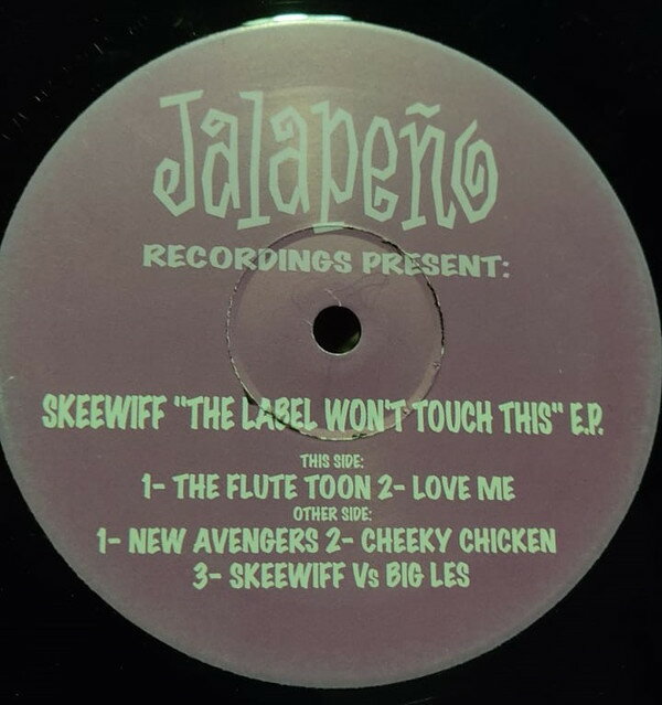 ・アーティスト Skeewiff ・タイトル The Label Won't Touch This E.P. ・レーベル・型番 Jalapeno Records JAL001 ・フォーマット 12インチレコード ・コンディション(盤) 良い (VG+) ・コンディション(ジャケット) 良い (VG+) ・コンディション(帯) オビなし ・特記事項 サンプル画像です。実際の商品の画像ではありません 商品写真はバーコード/カタログ番号に対応したサンプル画像ですので、お送りする商品の画像ではありません。帯やライナーなどの付属品は、特記事項に記載されている場合のみ含まれます。プロモやカラーレコードなどの仕様についても、該当する場合のみ特記事項に記載しています。 【ご購入前に必ずご確認ください】 ・本店サイト(www.recordcity.jp)とは価格、送料が違います ・本店サイト、その他支店のオーダーとは同梱発送できません ・注文確定後に別の注文を頂いた場合、注文同士の同梱は致しかねます。 ・別倉庫から発送しているため、店頭受け渡しは対応しておりません ・一部商品は他の通販サイトでも販売しているため、ご注文のタイミングによっては商品のご用意ができない場合がございます。 ・土日祝日はお休みです 金曜・祝前日9時以降のご連絡またはご入金は、返答または発送が週明け・祝日明けに順次対応となります。 ・ご購入後のキャンセル不可 ご購入後のキャンセルはいかなる理由においてもお受けできません。ご了承の上、ご購入くださいませ。 ・日本郵便(ゆうパック/ゆうメール)によるお届けになります。 ・中古品であることをご理解ください 当ストアでは中古商品を主に販売しております。中古品であることをご理解の上ご購入ください。また、一部商品はRecordCityオンラインストアで試聴可能です。 ・返品について お客様のご都合による返品は一切承っておりません。 表記の内容と実際の商品に相違がある場合、また針飛び等で返品・返金をご希望される場合は、商品の到着後1週間以内にご連絡ください。商品の返送をこちらで確認後、キャンセル・返金を行います。 コンディションVG以下の商品は返品できません。プレイに影響のない表面のこすれ傷、プレス起因のノイズ盤は返品の対象外です。 【コンディション表記】 ・ほぼ新品(M-)(Like New) 完全な新品。未使用。当店ではほぼ使用しません ・非常に良い(EX)(Excellent) 中古盤として美品な状態。わずかな経年を感じるものの傷みを感じさせない、当店基準で最高の状態 ・良い(VG+)(Very Good Plus) 丁寧に扱われた中古品で、軽い使用感がみられる。 ・可(VG)(Acceptable) 使い込まれた中古品で、「良い」よりもさらに使用感がみられる。 ・悪い(VG-)(Bad) 状態が悪いアイテム。使用の保障はなく、再生不可、針飛び、目立つノイズがあるかもしれない。状態によるクレーム不可。返品不可。 ・非常に悪い(G)(Very Bad) 「悪い」よりさらに状態が悪いアイテム。使用の保障はなく、再生不可、針飛び、目立つノイズがあるかもしれない。状態によるクレーム不可。返品不可。 ・ジャンク(Fair)(Junk/Fair) 割れている、反っている、水ダメージがある、カビ、ジャケットが分離している、ひどい書き込み、ひどい擦れなど最低の状態。使用の保障はなく、再生不可、針飛び、目立つノイズがあるかもしれない。状態によるクレーム不可。返品不可。 ・ジャンク(Poor)(Junk/Poor) 割れている、反っている、水ダメージがある、カビ、ジャケットが分離している、ひどい書き込み、ひどい擦れなど最低の状態。使用の保障はなく、再生不可、針飛び、目立つノイズがあるかもしれない。状態によるクレーム不可。返品不可。