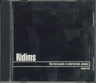 ・アーティスト Various ・タイトル Ridims ・レーベル・型番 561 PTI09082 ・フォーマット CD ・コンディション(盤) 非常に良い(EX) ・コンディション(ジャケット) 良い (VG+) ・コンディション(帯) オビなし ・特記事項 【ケース擦れ】【ケース変色】 サンプル画像です。実際の商品の画像ではありません 商品写真はバーコード/カタログ番号に対応したサンプル画像ですので、お送りする商品の画像ではありません。帯やライナーなどの付属品は、特記事項に記載されている場合のみ含まれます。プロモやカラーレコードなどの仕様についても、該当する場合のみ特記事項に記載しています。 【ご購入前に必ずご確認ください】 ・本店サイト(www.recordcity.jp)とは価格、送料が違います ・本店サイト、その他支店のオーダーとは同梱発送できません ・注文確定後に別の注文を頂いた場合、注文同士の同梱は致しかねます。 ・別倉庫から発送しているため、店頭受け渡しは対応しておりません ・一部商品は他の通販サイトでも販売しているため、ご注文のタイミングによっては商品のご用意ができない場合がございます。 ・土日祝日はお休みです 金曜・祝前日9時以降のご連絡またはご入金は、返答または発送が週明け・祝日明けに順次対応となります。 ・ご購入後のキャンセル不可 ご購入後のキャンセルはいかなる理由においてもお受けできません。ご了承の上、ご購入くださいませ。 ・日本郵便(ゆうパック/ゆうメール)によるお届けになります。 ・中古品であることをご理解ください 当ストアでは中古商品を主に販売しております。中古品であることをご理解の上ご購入ください。また、一部商品はRecordCityオンラインストアで試聴可能です。 ・返品について お客様のご都合による返品は一切承っておりません。 表記の内容と実際の商品に相違がある場合、また針飛び等で返品・返金をご希望される場合は、商品の到着後1週間以内にご連絡ください。商品の返送をこちらで確認後、キャンセル・返金を行います。 コンディションVG以下の商品は返品できません。プレイに影響のない表面のこすれ傷、プレス起因のノイズ盤は返品の対象外です。 【コンディション表記】 ・ほぼ新品(M-)(Like New) 完全な新品。未使用。当店ではほぼ使用しません ・非常に良い(EX)(Excellent) 中古盤として美品な状態。わずかな経年を感じるものの傷みを感じさせない、当店基準で最高の状態 ・良い(VG+)(Very Good Plus) 丁寧に扱われた中古品で、軽い使用感がみられる。 ・可(VG)(Acceptable) 使い込まれた中古品で、「良い」よりもさらに使用感がみられる。 ・悪い(VG-)(Bad) 状態が悪いアイテム。使用の保障はなく、再生不可、針飛び、目立つノイズがあるかもしれない。状態によるクレーム不可。返品不可。 ・非常に悪い(G)(Very Bad) 「悪い」よりさらに状態が悪いアイテム。使用の保障はなく、再生不可、針飛び、目立つノイズがあるかもしれない。状態によるクレーム不可。返品不可。 ・ジャンク(Fair)(Junk/Fair) 割れている、反っている、水ダメージがある、カビ、ジャケットが分離している、ひどい書き込み、ひどい擦れなど最低の状態。使用の保障はなく、再生不可、針飛び、目立つノイズがあるかもしれない。状態によるクレーム不可。返品不可。 ・ジャンク(Poor)(Junk/Poor) 割れている、反っている、水ダメージがある、カビ、ジャケットが分離している、ひどい書き込み、ひどい擦れなど最低の状態。使用の保障はなく、再生不可、針飛び、目立つノイズがあるかもしれない。状態によるクレーム不可。返品不可。