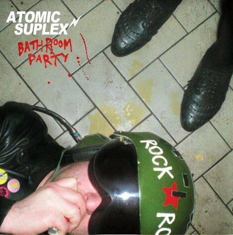 ・アーティスト Atomic Suplex ・タイトル Bathroom Party ・レーベル・型番 Crypt Records CR100 ・フォーマット LPレコード ・コンディション(盤) 新品 (M) ・コンディション(ジャケット) ・コンディション(帯) オビなし ・特記事項 サンプル画像です。実際の商品の画像ではありません 商品写真はバーコード/カタログ番号に対応したサンプル画像ですので、お送りする商品の画像ではありません。帯やライナーなどの付属品は、特記事項に記載されている場合のみ含まれます。プロモやカラーレコードなどの仕様についても、該当する場合のみ特記事項に記載しています。 【ご購入前に必ずご確認ください】 ・本店サイト(www.recordcity.jp)とは価格、送料が違います ・本店サイト、その他支店のオーダーとは同梱発送できません ・注文確定後に別の注文を頂いた場合、注文同士の同梱は致しかねます。 ・別倉庫から発送しているため、店頭受け渡しは対応しておりません ・一部商品は他の通販サイトでも販売しているため、ご注文のタイミングによっては商品のご用意ができない場合がございます。 ・土日祝日はお休みです 金曜・祝前日9時以降のご連絡またはご入金は、返答または発送が週明け・祝日明けに順次対応となります。 ・ご購入後のキャンセル不可 ご購入後のキャンセルはいかなる理由においてもお受けできません。ご了承の上、ご購入くださいませ。 ・日本郵便(ゆうパック/ゆうメール)によるお届けになります。 ・中古品であることをご理解ください 当ストアでは中古商品を主に販売しております。中古品であることをご理解の上ご購入ください。また、一部商品はRecordCityオンラインストアで試聴可能です。 ・返品について お客様のご都合による返品は一切承っておりません。 表記の内容と実際の商品に相違がある場合、また針飛び等で返品・返金をご希望される場合は、商品の到着後1週間以内にご連絡ください。商品の返送をこちらで確認後、キャンセル・返金を行います。 コンディションVG以下の商品は返品できません。プレイに影響のない表面のこすれ傷、プレス起因のノイズ盤は返品の対象外です。 【コンディション表記】 ・ほぼ新品(M-)(Like New) 完全な新品。未使用。当店ではほぼ使用しません ・非常に良い(EX)(Excellent) 中古盤として美品な状態。わずかな経年を感じるものの傷みを感じさせない、当店基準で最高の状態 ・良い(VG+)(Very Good Plus) 丁寧に扱われた中古品で、軽い使用感がみられる。 ・可(VG)(Acceptable) 使い込まれた中古品で、「良い」よりもさらに使用感がみられる。 ・悪い(VG-)(Bad) 状態が悪いアイテム。使用の保障はなく、再生不可、針飛び、目立つノイズがあるかもしれない。状態によるクレーム不可。返品不可。 ・非常に悪い(G)(Very Bad) 「悪い」よりさらに状態が悪いアイテム。使用の保障はなく、再生不可、針飛び、目立つノイズがあるかもしれない。状態によるクレーム不可。返品不可。 ・ジャンク(Fair)(Junk/Fair) 割れている、反っている、水ダメージがある、カビ、ジャケットが分離している、ひどい書き込み、ひどい擦れなど最低の状態。使用の保障はなく、再生不可、針飛び、目立つノイズがあるかもしれない。状態によるクレーム不可。返品不可。 ・ジャンク(Poor)(Junk/Poor) 割れている、反っている、水ダメージがある、カビ、ジャケットが分離している、ひどい書き込み、ひどい擦れなど最低の状態。使用の保障はなく、再生不可、針飛び、目立つノイズがあるかもしれない。状態によるクレーム不可。返品不可。