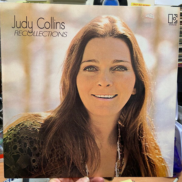 ・アーティスト Judy Collins ・タイトル Recollections ・レーベル・型番 Elektra K42035 ・フォーマット LPレコード ・コンディション(盤) 非常に良い(EX) ・コンディション(ジャケット) 良い (VG+) ・コンディション(帯) オビなし ・特記事項 【プロモ盤】 サンプル画像です。実際の商品の画像ではありません 商品写真はバーコード/カタログ番号に対応したサンプル画像ですので、お送りする商品の画像ではありません。帯やライナーなどの付属品は、特記事項に記載されている場合のみ含まれます。プロモやカラーレコードなどの仕様についても、該当する場合のみ特記事項に記載しています。 【ご購入前に必ずご確認ください】 ・本店サイト(www.recordcity.jp)とは価格、送料が違います ・本店サイト、その他支店のオーダーとは同梱発送できません ・注文確定後に別の注文を頂いた場合、注文同士の同梱は致しかねます。 ・別倉庫から発送しているため、店頭受け渡しは対応しておりません ・一部商品は他の通販サイトでも販売しているため、ご注文のタイミングによっては商品のご用意ができない場合がございます。 ・土日祝日はお休みです 金曜・祝前日9時以降のご連絡またはご入金は、返答または発送が週明け・祝日明けに順次対応となります。 ・ご購入後のキャンセル不可 ご購入後のキャンセルはいかなる理由においてもお受けできません。ご了承の上、ご購入くださいませ。 ・日本郵便(ゆうパック/ゆうメール)によるお届けになります。 ・中古品であることをご理解ください 当ストアでは中古商品を主に販売しております。中古品であることをご理解の上ご購入ください。また、一部商品はRecordCityオンラインストアで試聴可能です。 ・返品について お客様のご都合による返品は一切承っておりません。 表記の内容と実際の商品に相違がある場合、また針飛び等で返品・返金をご希望される場合は、商品の到着後1週間以内にご連絡ください。商品の返送をこちらで確認後、キャンセル・返金を行います。 コンディションVG以下の商品は返品できません。プレイに影響のない表面のこすれ傷、プレス起因のノイズ盤は返品の対象外です。 【コンディション表記】 ・ほぼ新品(M-)(Like New) 完全な新品。未使用。当店ではほぼ使用しません ・非常に良い(EX)(Excellent) 中古盤として美品な状態。わずかな経年を感じるものの傷みを感じさせない、当店基準で最高の状態 ・良い(VG+)(Very Good Plus) 丁寧に扱われた中古品で、軽い使用感がみられる。 ・可(VG)(Acceptable) 使い込まれた中古品で、「良い」よりもさらに使用感がみられる。 ・悪い(VG-)(Bad) 状態が悪いアイテム。使用の保障はなく、再生不可、針飛び、目立つノイズがあるかもしれない。状態によるクレーム不可。返品不可。 ・非常に悪い(G)(Very Bad) 「悪い」よりさらに状態が悪いアイテム。使用の保障はなく、再生不可、針飛び、目立つノイズがあるかもしれない。状態によるクレーム不可。返品不可。 ・ジャンク(Fair)(Junk/Fair) 割れている、反っている、水ダメージがある、カビ、ジャケットが分離している、ひどい書き込み、ひどい擦れなど最低の状態。使用の保障はなく、再生不可、針飛び、目立つノイズがあるかもしれない。状態によるクレーム不可。返品不可。 ・ジャンク(Poor)(Junk/Poor) 割れている、反っている、水ダメージがある、カビ、ジャケットが分離している、ひどい書き込み、ひどい擦れなど最低の状態。使用の保障はなく、再生不可、針飛び、目立つノイズがあるかもしれない。状態によるクレーム不可。返品不可。