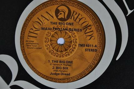 ・アーティスト Judge Dread ・タイトル Big One ・レーベル・型番 Trojan Records TMX4011 ・フォーマット 7インチレコード ・コンディション(盤) 非常に良い(EX) ・コンディション(ジャケット) ・コンディション(帯) オビなし ・特記事項 サンプル画像です。実際の商品の画像ではありません 商品写真はバーコード/カタログ番号に対応したサンプル画像ですので、お送りする商品の画像ではありません。帯やライナーなどの付属品は、特記事項に記載されている場合のみ含まれます。プロモやカラーレコードなどの仕様についても、該当する場合のみ特記事項に記載しています。 【ご購入前に必ずご確認ください】 ・本店サイト(www.recordcity.jp)とは価格、送料が違います ・本店サイト、その他支店のオーダーとは同梱発送できません ・注文確定後に別の注文を頂いた場合、注文同士の同梱は致しかねます。 ・別倉庫から発送しているため、店頭受け渡しは対応しておりません ・一部商品は他の通販サイトでも販売しているため、ご注文のタイミングによっては商品のご用意ができない場合がございます。 ・土日祝日はお休みです 金曜・祝前日9時以降のご連絡またはご入金は、返答または発送が週明け・祝日明けに順次対応となります。 ・ご購入後のキャンセル不可 ご購入後のキャンセルはいかなる理由においてもお受けできません。ご了承の上、ご購入くださいませ。 ・日本郵便(ゆうパック/ゆうメール)によるお届けになります。 ・中古品であることをご理解ください 当ストアでは中古商品を主に販売しております。中古品であることをご理解の上ご購入ください。また、一部商品はRecordCityオンラインストアで試聴可能です。 ・返品について お客様のご都合による返品は一切承っておりません。 表記の内容と実際の商品に相違がある場合、また針飛び等で返品・返金をご希望される場合は、商品の到着後1週間以内にご連絡ください。商品の返送をこちらで確認後、キャンセル・返金を行います。 コンディションVG以下の商品は返品できません。プレイに影響のない表面のこすれ傷、プレス起因のノイズ盤は返品の対象外です。 【コンディション表記】 ・ほぼ新品(M-)(Like New) 完全な新品。未使用。当店ではほぼ使用しません ・非常に良い(EX)(Excellent) 中古盤として美品な状態。わずかな経年を感じるものの傷みを感じさせない、当店基準で最高の状態 ・良い(VG+)(Very Good Plus) 丁寧に扱われた中古品で、軽い使用感がみられる。 ・可(VG)(Acceptable) 使い込まれた中古品で、「良い」よりもさらに使用感がみられる。 ・悪い(VG-)(Bad) 状態が悪いアイテム。使用の保障はなく、再生不可、針飛び、目立つノイズがあるかもしれない。状態によるクレーム不可。返品不可。 ・非常に悪い(G)(Very Bad) 「悪い」よりさらに状態が悪いアイテム。使用の保障はなく、再生不可、針飛び、目立つノイズがあるかもしれない。状態によるクレーム不可。返品不可。 ・ジャンク(Fair)(Junk/Fair) 割れている、反っている、水ダメージがある、カビ、ジャケットが分離している、ひどい書き込み、ひどい擦れなど最低の状態。使用の保障はなく、再生不可、針飛び、目立つノイズがあるかもしれない。状態によるクレーム不可。返品不可。 ・ジャンク(Poor)(Junk/Poor) 割れている、反っている、水ダメージがある、カビ、ジャケットが分離している、ひどい書き込み、ひどい擦れなど最低の状態。使用の保障はなく、再生不可、針飛び、目立つノイズがあるかもしれない。状態によるクレーム不可。返品不可。