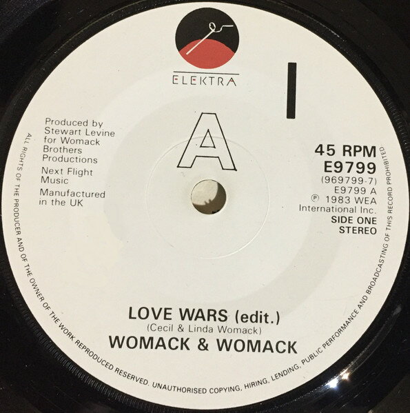 ・アーティスト Womack & Womack ・タイトル Love Wars ・レーベル・型番 Elektra E9799 ・フォーマット 7インチレコード ・コンディション(盤) 良い (VG+) ・コンディション(ジャケット) プレインカバー（元ジャケット／カバー無し） ・コンディション(帯) オビなし ・特記事項 【盤に薄い跡】 サンプル画像です。実際の商品の画像ではありません 商品写真はバーコード/カタログ番号に対応したサンプル画像ですので、お送りする商品の画像ではありません。帯やライナーなどの付属品は、特記事項に記載されている場合のみ含まれます。プロモやカラーレコードなどの仕様についても、該当する場合のみ特記事項に記載しています。 【ご購入前に必ずご確認ください】 ・本店サイト(www.recordcity.jp)とは価格、送料が違います ・本店サイト、その他支店のオーダーとは同梱発送できません ・注文確定後に別の注文を頂いた場合、注文同士の同梱は致しかねます。 ・別倉庫から発送しているため、店頭受け渡しは対応しておりません ・一部商品は他の通販サイトでも販売しているため、ご注文のタイミングによっては商品のご用意ができない場合がございます。 ・土日祝日はお休みです 金曜・祝前日9時以降のご連絡またはご入金は、返答または発送が週明け・祝日明けに順次対応となります。 ・ご購入後のキャンセル不可 ご購入後のキャンセルはいかなる理由においてもお受けできません。ご了承の上、ご購入くださいませ。 ・日本郵便(ゆうパック/ゆうメール)によるお届けになります。 ・中古品であることをご理解ください 当ストアでは中古商品を主に販売しております。中古品であることをご理解の上ご購入ください。また、一部商品はRecordCityオンラインストアで試聴可能です。 ・返品について お客様のご都合による返品は一切承っておりません。 表記の内容と実際の商品に相違がある場合、また針飛び等で返品・返金をご希望される場合は、商品の到着後1週間以内にご連絡ください。商品の返送をこちらで確認後、キャンセル・返金を行います。 コンディションVG以下の商品は返品できません。プレイに影響のない表面のこすれ傷、プレス起因のノイズ盤は返品の対象外です。 【コンディション表記】 ・ほぼ新品(M-)(Like New) 完全な新品。未使用。当店ではほぼ使用しません ・非常に良い(EX)(Excellent) 中古盤として美品な状態。わずかな経年を感じるものの傷みを感じさせない、当店基準で最高の状態 ・良い(VG+)(Very Good Plus) 丁寧に扱われた中古品で、軽い使用感がみられる。 ・可(VG)(Acceptable) 使い込まれた中古品で、「良い」よりもさらに使用感がみられる。 ・悪い(VG-)(Bad) 状態が悪いアイテム。使用の保障はなく、再生不可、針飛び、目立つノイズがあるかもしれない。状態によるクレーム不可。返品不可。 ・非常に悪い(G)(Very Bad) 「悪い」よりさらに状態が悪いアイテム。使用の保障はなく、再生不可、針飛び、目立つノイズがあるかもしれない。状態によるクレーム不可。返品不可。 ・ジャンク(Fair)(Junk/Fair) 割れている、反っている、水ダメージがある、カビ、ジャケットが分離している、ひどい書き込み、ひどい擦れなど最低の状態。使用の保障はなく、再生不可、針飛び、目立つノイズがあるかもしれない。状態によるクレーム不可。返品不可。 ・ジャンク(Poor)(Junk/Poor) 割れている、反っている、水ダメージがある、カビ、ジャケットが分離している、ひどい書き込み、ひどい擦れなど最低の状態。使用の保障はなく、再生不可、針飛び、目立つノイズがあるかもしれない。状態によるクレーム不可。返品不可。