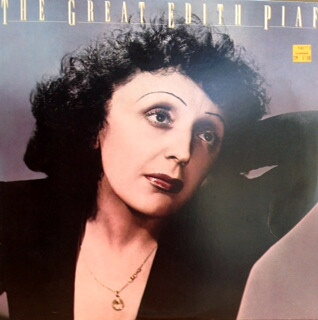 ・アーティスト Edith Piaf ・タイトル Great Edith Piaf ・レーベル・型番 COLUMBIA JC37096 ・フォーマット LPレコード ・コンディション(盤) 良い (VG+) ・コンディション(ジャケット) 良い (VG+) ・コンディション(帯) オビなし ・特記事項 【盤に目立った跡】 サンプル画像です。実際の商品の画像ではありません 商品写真はバーコード/カタログ番号に対応したサンプル画像ですので、お送りする商品の画像ではありません。帯やライナーなどの付属品は、特記事項に記載されている場合のみ含まれます。プロモやカラーレコードなどの仕様についても、該当する場合のみ特記事項に記載しています。 【ご購入前に必ずご確認ください】 ・本店サイト(www.recordcity.jp)とは価格、送料が違います ・本店サイト、その他支店のオーダーとは同梱発送できません ・注文確定後に別の注文を頂いた場合、注文同士の同梱は致しかねます。 ・別倉庫から発送しているため、店頭受け渡しは対応しておりません ・一部商品は他の通販サイトでも販売しているため、ご注文のタイミングによっては商品のご用意ができない場合がございます。 ・土日祝日はお休みです 金曜・祝前日9時以降のご連絡またはご入金は、返答または発送が週明け・祝日明けに順次対応となります。 ・ご購入後のキャンセル不可 ご購入後のキャンセルはいかなる理由においてもお受けできません。ご了承の上、ご購入くださいませ。 ・日本郵便(ゆうパック/ゆうメール)によるお届けになります。 ・中古品であることをご理解ください 当ストアでは中古商品を主に販売しております。中古品であることをご理解の上ご購入ください。また、一部商品はRecordCityオンラインストアで試聴可能です。 ・返品について お客様のご都合による返品は一切承っておりません。 表記の内容と実際の商品に相違がある場合、また針飛び等で返品・返金をご希望される場合は、商品の到着後1週間以内にご連絡ください。商品の返送をこちらで確認後、キャンセル・返金を行います。 コンディションVG以下の商品は返品できません。プレイに影響のない表面のこすれ傷、プレス起因のノイズ盤は返品の対象外です。 【コンディション表記】 ・ほぼ新品(M-)(Like New) 完全な新品。未使用。当店ではほぼ使用しません ・非常に良い(EX)(Excellent) 中古盤として美品な状態。わずかな経年を感じるものの傷みを感じさせない、当店基準で最高の状態 ・良い(VG+)(Very Good Plus) 丁寧に扱われた中古品で、軽い使用感がみられる。 ・可(VG)(Acceptable) 使い込まれた中古品で、「良い」よりもさらに使用感がみられる。 ・悪い(VG-)(Bad) 状態が悪いアイテム。使用の保障はなく、再生不可、針飛び、目立つノイズがあるかもしれない。状態によるクレーム不可。返品不可。 ・非常に悪い(G)(Very Bad) 「悪い」よりさらに状態が悪いアイテム。使用の保障はなく、再生不可、針飛び、目立つノイズがあるかもしれない。状態によるクレーム不可。返品不可。 ・ジャンク(Fair)(Junk/Fair) 割れている、反っている、水ダメージがある、カビ、ジャケットが分離している、ひどい書き込み、ひどい擦れなど最低の状態。使用の保障はなく、再生不可、針飛び、目立つノイズがあるかもしれない。状態によるクレーム不可。返品不可。 ・ジャンク(Poor)(Junk/Poor) 割れている、反っている、水ダメージがある、カビ、ジャケットが分離している、ひどい書き込み、ひどい擦れなど最低の状態。使用の保障はなく、再生不可、針飛び、目立つノイズがあるかもしれない。状態によるクレーム不可。返品不可。