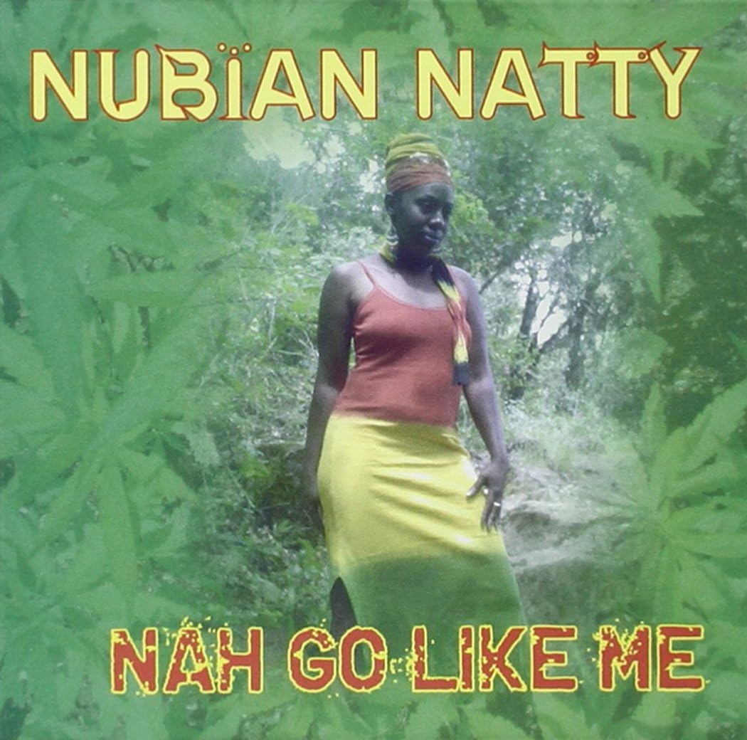 ・アーティスト Nubian Natty ・タイトル Nah Go Like Me ・レーベル・型番 Groundbreaking Records US GBCD0078 ・フォーマット CD ・コンディション(盤) 新品 (M) ・コンディション(ジャケット) ・コンディション(帯) オビなし ・特記事項 サンプル画像です。実際の商品の画像ではありません 商品写真はバーコード/カタログ番号に対応したサンプル画像ですので、お送りする商品の画像ではありません。帯やライナーなどの付属品は、特記事項に記載されている場合のみ含まれます。プロモやカラーレコードなどの仕様についても、該当する場合のみ特記事項に記載しています。 【ご購入前に必ずご確認ください】 ・本店サイト(www.recordcity.jp)とは価格、送料が違います ・本店サイト、その他支店のオーダーとは同梱発送できません ・注文確定後に別の注文を頂いた場合、注文同士の同梱は致しかねます。 ・別倉庫から発送しているため、店頭受け渡しは対応しておりません ・一部商品は他の通販サイトでも販売しているため、ご注文のタイミングによっては商品のご用意ができない場合がございます。 ・土日祝日はお休みです 金曜・祝前日9時以降のご連絡またはご入金は、返答または発送が週明け・祝日明けに順次対応となります。 ・ご購入後のキャンセル不可 ご購入後のキャンセルはいかなる理由においてもお受けできません。ご了承の上、ご購入くださいませ。 ・日本郵便(ゆうパック/ゆうメール)によるお届けになります。 ・中古品であることをご理解ください 当ストアでは中古商品を主に販売しております。中古品であることをご理解の上ご購入ください。また、一部商品はRecordCityオンラインストアで試聴可能です。 ・返品について お客様のご都合による返品は一切承っておりません。 表記の内容と実際の商品に相違がある場合、また針飛び等で返品・返金をご希望される場合は、商品の到着後1週間以内にご連絡ください。商品の返送をこちらで確認後、キャンセル・返金を行います。 コンディションVG以下の商品は返品できません。プレイに影響のない表面のこすれ傷、プレス起因のノイズ盤は返品の対象外です。 【コンディション表記】 ・ほぼ新品(M-)(Like New) 完全な新品。未使用。当店ではほぼ使用しません ・非常に良い(EX)(Excellent) 中古盤として美品な状態。わずかな経年を感じるものの傷みを感じさせない、当店基準で最高の状態 ・良い(VG+)(Very Good Plus) 丁寧に扱われた中古品で、軽い使用感がみられる。 ・可(VG)(Acceptable) 使い込まれた中古品で、「良い」よりもさらに使用感がみられる。 ・悪い(VG-)(Bad) 状態が悪いアイテム。使用の保障はなく、再生不可、針飛び、目立つノイズがあるかもしれない。状態によるクレーム不可。返品不可。 ・非常に悪い(G)(Very Bad) 「悪い」よりさらに状態が悪いアイテム。使用の保障はなく、再生不可、針飛び、目立つノイズがあるかもしれない。状態によるクレーム不可。返品不可。 ・ジャンク(Fair)(Junk/Fair) 割れている、反っている、水ダメージがある、カビ、ジャケットが分離している、ひどい書き込み、ひどい擦れなど最低の状態。使用の保障はなく、再生不可、針飛び、目立つノイズがあるかもしれない。状態によるクレーム不可。返品不可。 ・ジャンク(Poor)(Junk/Poor) 割れている、反っている、水ダメージがある、カビ、ジャケットが分離している、ひどい書き込み、ひどい擦れなど最低の状態。使用の保障はなく、再生不可、針飛び、目立つノイズがあるかもしれない。状態によるクレーム不可。返品不可。