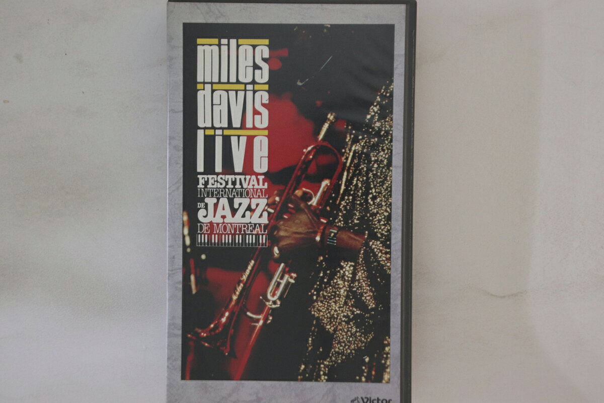 ・アーティスト Miles Davis ・タイトル Festival International De Jazz De Montreal ・レーベル・型番 VICTOR JSL10010 ・フォーマット VHS ・コンディション(盤) 良い (VG+) ・コンディション(ジャケット) 良い (VG+) ・コンディション(帯) オビなし ・特記事項 【カバーにテープ付着】 実際に発送される商品の画像です 【ご購入前に必ずご確認ください】 ・本店サイト(www.recordcity.jp)とは価格、送料が違います ・本店サイト、その他支店のオーダーとは同梱発送できません ・注文確定後に別の注文を頂いた場合、注文同士の同梱は致しかねます。 ・別倉庫から発送しているため、店頭受け渡しは対応しておりません ・一部商品は他の通販サイトでも販売しているため、ご注文のタイミングによっては商品のご用意ができない場合がございます。 ・土日祝日はお休みです 金曜・祝前日9時以降のご連絡またはご入金は、返答または発送が週明け・祝日明けに順次対応となります。 ・ご購入後のキャンセル不可 ご購入後のキャンセルはいかなる理由においてもお受けできません。ご了承の上、ご購入くださいませ。 ・日本郵便(ゆうパック/ゆうメール)によるお届けになります。 ・中古品であることをご理解ください 当ストアでは中古商品を主に販売しております。中古品であることをご理解の上ご購入ください。また、一部商品はRecordCityオンラインストアで試聴可能です。 ・返品について お客様のご都合による返品は一切承っておりません。 表記の内容と実際の商品に相違がある場合、また針飛び等で返品・返金をご希望される場合は、商品の到着後1週間以内にご連絡ください。商品の返送をこちらで確認後、キャンセル・返金を行います。 コンディションVG以下の商品は返品できません。プレイに影響のない表面のこすれ傷、プレス起因のノイズ盤は返品の対象外です。 【コンディション表記】 ・ほぼ新品(M-)(Like New) 完全な新品。未使用。当店ではほぼ使用しません ・非常に良い(EX)(Excellent) 中古盤として美品な状態。わずかな経年を感じるものの傷みを感じさせない、当店基準で最高の状態 ・良い(VG+)(Very Good Plus) 丁寧に扱われた中古品で、軽い使用感がみられる。 ・可(VG)(Acceptable) 使い込まれた中古品で、「良い」よりもさらに使用感がみられる。 ・悪い(VG-)(Bad) 状態が悪いアイテム。使用の保障はなく、再生不可、針飛び、目立つノイズがあるかもしれない。状態によるクレーム不可。返品不可。 ・非常に悪い(G)(Very Bad) 「悪い」よりさらに状態が悪いアイテム。使用の保障はなく、再生不可、針飛び、目立つノイズがあるかもしれない。状態によるクレーム不可。返品不可。 ・ジャンク(Fair)(Junk/Fair) 割れている、反っている、水ダメージがある、カビ、ジャケットが分離している、ひどい書き込み、ひどい擦れなど最低の状態。使用の保障はなく、再生不可、針飛び、目立つノイズがあるかもしれない。状態によるクレーム不可。返品不可。 ・ジャンク(Poor)(Junk/Poor) 割れている、反っている、水ダメージがある、カビ、ジャケットが分離している、ひどい書き込み、ひどい擦れなど最低の状態。使用の保障はなく、再生不可、針飛び、目立つノイズがあるかもしれない。状態によるクレーム不可。返品不可。