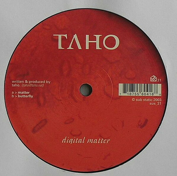 ・アーティスト Taho ・タイトル Digital Matter ・レーベル・型番 Sub Static SUS31 ・フォーマット 12インチレコード ・コンディション(盤) 良い (VG+) ・コンディション(ジャケット) プレインカバー（元ジャケット／カバー無し） ・コンディション(帯) オビなし ・特記事項 【レーベルに書き込み】 サンプル画像です。実際の商品の画像ではありません 商品写真はバーコード/カタログ番号に対応したサンプル画像ですので、お送りする商品の画像ではありません。帯やライナーなどの付属品は、特記事項に記載されている場合のみ含まれます。プロモやカラーレコードなどの仕様についても、該当する場合のみ特記事項に記載しています。 【ご購入前に必ずご確認ください】 ・本店サイト(www.recordcity.jp)とは価格、送料が違います ・本店サイト、その他支店のオーダーとは同梱発送できません ・注文確定後に別の注文を頂いた場合、注文同士の同梱は致しかねます。 ・別倉庫から発送しているため、店頭受け渡しは対応しておりません ・一部商品は他の通販サイトでも販売しているため、ご注文のタイミングによっては商品のご用意ができない場合がございます。 ・土日祝日はお休みです 金曜・祝前日9時以降のご連絡またはご入金は、返答または発送が週明け・祝日明けに順次対応となります。 ・ご購入後のキャンセル不可 ご購入後のキャンセルはいかなる理由においてもお受けできません。ご了承の上、ご購入くださいませ。 ・日本郵便(ゆうパック/ゆうメール)によるお届けになります。 ・中古品であることをご理解ください 当ストアでは中古商品を主に販売しております。中古品であることをご理解の上ご購入ください。また、一部商品はRecordCityオンラインストアで試聴可能です。 ・返品について お客様のご都合による返品は一切承っておりません。 表記の内容と実際の商品に相違がある場合、また針飛び等で返品・返金をご希望される場合は、商品の到着後1週間以内にご連絡ください。商品の返送をこちらで確認後、キャンセル・返金を行います。 コンディションVG以下の商品は返品できません。プレイに影響のない表面のこすれ傷、プレス起因のノイズ盤は返品の対象外です。 【コンディション表記】 ・ほぼ新品(M-)(Like New) 完全な新品。未使用。当店ではほぼ使用しません ・非常に良い(EX)(Excellent) 中古盤として美品な状態。わずかな経年を感じるものの傷みを感じさせない、当店基準で最高の状態 ・良い(VG+)(Very Good Plus) 丁寧に扱われた中古品で、軽い使用感がみられる。 ・可(VG)(Acceptable) 使い込まれた中古品で、「良い」よりもさらに使用感がみられる。 ・悪い(VG-)(Bad) 状態が悪いアイテム。使用の保障はなく、再生不可、針飛び、目立つノイズがあるかもしれない。状態によるクレーム不可。返品不可。 ・非常に悪い(G)(Very Bad) 「悪い」よりさらに状態が悪いアイテム。使用の保障はなく、再生不可、針飛び、目立つノイズがあるかもしれない。状態によるクレーム不可。返品不可。 ・ジャンク(Fair)(Junk/Fair) 割れている、反っている、水ダメージがある、カビ、ジャケットが分離している、ひどい書き込み、ひどい擦れなど最低の状態。使用の保障はなく、再生不可、針飛び、目立つノイズがあるかもしれない。状態によるクレーム不可。返品不可。 ・ジャンク(Poor)(Junk/Poor) 割れている、反っている、水ダメージがある、カビ、ジャケットが分離している、ひどい書き込み、ひどい擦れなど最低の状態。使用の保障はなく、再生不可、針飛び、目立つノイズがあるかもしれない。状態によるクレーム不可。返品不可。