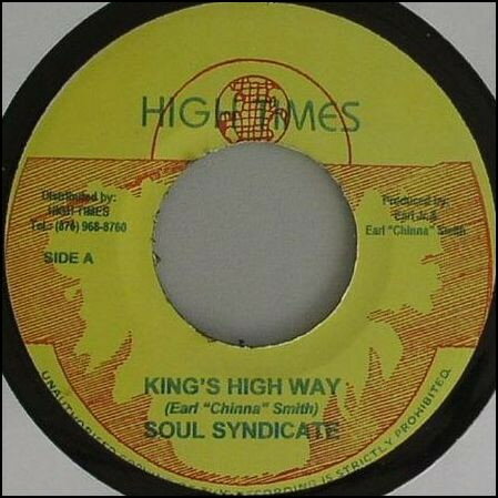 ・アーティスト Soul Syndicate ・タイトル King's High Way / Russians Are Coming ・レーベル・型番 High Times NONE ・フォーマット 7インチレコード ・コンディション(盤) 良い (VG+) ・コンディション(ジャケット) ・コンディション(帯) オビなし ・特記事項 【盤に短いヘアライン】 サンプル画像です。実際の商品の画像ではありません 商品写真はバーコード/カタログ番号に対応したサンプル画像ですので、お送りする商品の画像ではありません。帯やライナーなどの付属品は、特記事項に記載されている場合のみ含まれます。プロモやカラーレコードなどの仕様についても、該当する場合のみ特記事項に記載しています。 【ご購入前に必ずご確認ください】 ・本店サイト(www.recordcity.jp)とは価格、送料が違います ・本店サイト、その他支店のオーダーとは同梱発送できません ・注文確定後に別の注文を頂いた場合、注文同士の同梱は致しかねます。 ・別倉庫から発送しているため、店頭受け渡しは対応しておりません ・一部商品は他の通販サイトでも販売しているため、ご注文のタイミングによっては商品のご用意ができない場合がございます。 ・土日祝日はお休みです 金曜・祝前日9時以降のご連絡またはご入金は、返答または発送が週明け・祝日明けに順次対応となります。 ・ご購入後のキャンセル不可 ご購入後のキャンセルはいかなる理由においてもお受けできません。ご了承の上、ご購入くださいませ。 ・日本郵便(ゆうパック/ゆうメール)によるお届けになります。 ・中古品であることをご理解ください 当ストアでは中古商品を主に販売しております。中古品であることをご理解の上ご購入ください。また、一部商品はRecordCityオンラインストアで試聴可能です。 ・返品について お客様のご都合による返品は一切承っておりません。 表記の内容と実際の商品に相違がある場合、また針飛び等で返品・返金をご希望される場合は、商品の到着後1週間以内にご連絡ください。商品の返送をこちらで確認後、キャンセル・返金を行います。 コンディションVG以下の商品は返品できません。プレイに影響のない表面のこすれ傷、プレス起因のノイズ盤は返品の対象外です。 【コンディション表記】 ・ほぼ新品(M-)(Like New) 完全な新品。未使用。当店ではほぼ使用しません ・非常に良い(EX)(Excellent) 中古盤として美品な状態。わずかな経年を感じるものの傷みを感じさせない、当店基準で最高の状態 ・良い(VG+)(Very Good Plus) 丁寧に扱われた中古品で、軽い使用感がみられる。 ・可(VG)(Acceptable) 使い込まれた中古品で、「良い」よりもさらに使用感がみられる。 ・悪い(VG-)(Bad) 状態が悪いアイテム。使用の保障はなく、再生不可、針飛び、目立つノイズがあるかもしれない。状態によるクレーム不可。返品不可。 ・非常に悪い(G)(Very Bad) 「悪い」よりさらに状態が悪いアイテム。使用の保障はなく、再生不可、針飛び、目立つノイズがあるかもしれない。状態によるクレーム不可。返品不可。 ・ジャンク(Fair)(Junk/Fair) 割れている、反っている、水ダメージがある、カビ、ジャケットが分離している、ひどい書き込み、ひどい擦れなど最低の状態。使用の保障はなく、再生不可、針飛び、目立つノイズがあるかもしれない。状態によるクレーム不可。返品不可。 ・ジャンク(Poor)(Junk/Poor) 割れている、反っている、水ダメージがある、カビ、ジャケットが分離している、ひどい書き込み、ひどい擦れなど最低の状態。使用の保障はなく、再生不可、針飛び、目立つノイズがあるかもしれない。状態によるクレーム不可。返品不可。