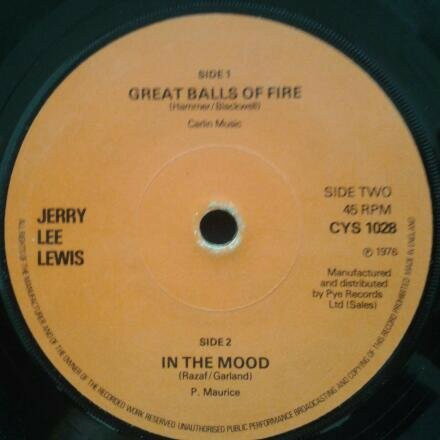 ・アーティスト Jerry Lee Lewis ・タイトル Great Balls Of Fire ・レーベル・型番 CHARLY CYS1028 ・フォーマット 7インチレコード ・コンディション(盤) 良い (VG+) ・コンディション(ジャケット) プレインカバー（元ジャケット／カバー無し） ・コンディション(帯) オビなし ・特記事項 【盤に薄い跡】 サンプル画像です。実際の商品の画像ではありません 商品写真はバーコード/カタログ番号に対応したサンプル画像ですので、お送りする商品の画像ではありません。帯やライナーなどの付属品は、特記事項に記載されている場合のみ含まれます。プロモやカラーレコードなどの仕様についても、該当する場合のみ特記事項に記載しています。 【ご購入前に必ずご確認ください】 ・本店サイト(www.recordcity.jp)とは価格、送料が違います ・本店サイト、その他支店のオーダーとは同梱発送できません ・注文確定後に別の注文を頂いた場合、注文同士の同梱は致しかねます。 ・別倉庫から発送しているため、店頭受け渡しは対応しておりません ・一部商品は他の通販サイトでも販売しているため、ご注文のタイミングによっては商品のご用意ができない場合がございます。 ・土日祝日はお休みです 金曜・祝前日9時以降のご連絡またはご入金は、返答または発送が週明け・祝日明けに順次対応となります。 ・ご購入後のキャンセル不可 ご購入後のキャンセルはいかなる理由においてもお受けできません。ご了承の上、ご購入くださいませ。 ・日本郵便(ゆうパック/ゆうメール)によるお届けになります。 ・中古品であることをご理解ください 当ストアでは中古商品を主に販売しております。中古品であることをご理解の上ご購入ください。また、一部商品はRecordCityオンラインストアで試聴可能です。 ・返品について お客様のご都合による返品は一切承っておりません。 表記の内容と実際の商品に相違がある場合、また針飛び等で返品・返金をご希望される場合は、商品の到着後1週間以内にご連絡ください。商品の返送をこちらで確認後、キャンセル・返金を行います。 コンディションVG以下の商品は返品できません。プレイに影響のない表面のこすれ傷、プレス起因のノイズ盤は返品の対象外です。 【コンディション表記】 ・ほぼ新品(M-)(Like New) 完全な新品。未使用。当店ではほぼ使用しません ・非常に良い(EX)(Excellent) 中古盤として美品な状態。わずかな経年を感じるものの傷みを感じさせない、当店基準で最高の状態 ・良い(VG+)(Very Good Plus) 丁寧に扱われた中古品で、軽い使用感がみられる。 ・可(VG)(Acceptable) 使い込まれた中古品で、「良い」よりもさらに使用感がみられる。 ・悪い(VG-)(Bad) 状態が悪いアイテム。使用の保障はなく、再生不可、針飛び、目立つノイズがあるかもしれない。状態によるクレーム不可。返品不可。 ・非常に悪い(G)(Very Bad) 「悪い」よりさらに状態が悪いアイテム。使用の保障はなく、再生不可、針飛び、目立つノイズがあるかもしれない。状態によるクレーム不可。返品不可。 ・ジャンク(Fair)(Junk/Fair) 割れている、反っている、水ダメージがある、カビ、ジャケットが分離している、ひどい書き込み、ひどい擦れなど最低の状態。使用の保障はなく、再生不可、針飛び、目立つノイズがあるかもしれない。状態によるクレーム不可。返品不可。 ・ジャンク(Poor)(Junk/Poor) 割れている、反っている、水ダメージがある、カビ、ジャケットが分離している、ひどい書き込み、ひどい擦れなど最低の状態。使用の保障はなく、再生不可、針飛び、目立つノイズがあるかもしれない。状態によるクレーム不可。返品不可。