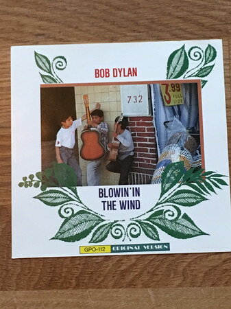 ・アーティスト Bob Dylan ・タイトル Blowin´ In The Wind ・レーベル・型番 Office 55, Planning/Products GPO112 ・フォーマット CD ・コンディション(盤) 良い (VG+) ・コンディション(ジャケット) ・コンディション(帯) オビなし ・特記事項 【ケース擦れ】【ケース変色】 サンプル画像です。実際の商品の画像ではありません 商品写真はバーコード/カタログ番号に対応したサンプル画像ですので、お送りする商品の画像ではありません。帯やライナーなどの付属品は、特記事項に記載されている場合のみ含まれます。プロモやカラーレコードなどの仕様についても、該当する場合のみ特記事項に記載しています。 【ご購入前に必ずご確認ください】 ・本店サイト(www.recordcity.jp)とは価格、送料が違います ・本店サイト、その他支店のオーダーとは同梱発送できません ・注文確定後に別の注文を頂いた場合、注文同士の同梱は致しかねます。 ・別倉庫から発送しているため、店頭受け渡しは対応しておりません ・一部商品は他の通販サイトでも販売しているため、ご注文のタイミングによっては商品のご用意ができない場合がございます。 ・土日祝日はお休みです 金曜・祝前日9時以降のご連絡またはご入金は、返答または発送が週明け・祝日明けに順次対応となります。 ・ご購入後のキャンセル不可 ご購入後のキャンセルはいかなる理由においてもお受けできません。ご了承の上、ご購入くださいませ。 ・日本郵便(ゆうパック/ゆうメール)によるお届けになります。 ・中古品であることをご理解ください 当ストアでは中古商品を主に販売しております。中古品であることをご理解の上ご購入ください。また、一部商品はRecordCityオンラインストアで試聴可能です。 ・返品について お客様のご都合による返品は一切承っておりません。 表記の内容と実際の商品に相違がある場合、また針飛び等で返品・返金をご希望される場合は、商品の到着後1週間以内にご連絡ください。商品の返送をこちらで確認後、キャンセル・返金を行います。 コンディションVG以下の商品は返品できません。プレイに影響のない表面のこすれ傷、プレス起因のノイズ盤は返品の対象外です。 【コンディション表記】 ・ほぼ新品(M-)(Like New) 完全な新品。未使用。当店ではほぼ使用しません ・非常に良い(EX)(Excellent) 中古盤として美品な状態。わずかな経年を感じるものの傷みを感じさせない、当店基準で最高の状態 ・良い(VG+)(Very Good Plus) 丁寧に扱われた中古品で、軽い使用感がみられる。 ・可(VG)(Acceptable) 使い込まれた中古品で、「良い」よりもさらに使用感がみられる。 ・悪い(VG-)(Bad) 状態が悪いアイテム。使用の保障はなく、再生不可、針飛び、目立つノイズがあるかもしれない。状態によるクレーム不可。返品不可。 ・非常に悪い(G)(Very Bad) 「悪い」よりさらに状態が悪いアイテム。使用の保障はなく、再生不可、針飛び、目立つノイズがあるかもしれない。状態によるクレーム不可。返品不可。 ・ジャンク(Fair)(Junk/Fair) 割れている、反っている、水ダメージがある、カビ、ジャケットが分離している、ひどい書き込み、ひどい擦れなど最低の状態。使用の保障はなく、再生不可、針飛び、目立つノイズがあるかもしれない。状態によるクレーム不可。返品不可。 ・ジャンク(Poor)(Junk/Poor) 割れている、反っている、水ダメージがある、カビ、ジャケットが分離している、ひどい書き込み、ひどい擦れなど最低の状態。使用の保障はなく、再生不可、針飛び、目立つノイズがあるかもしれない。状態によるクレーム不可。返品不可。