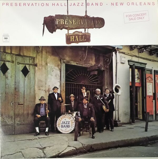 ・アーティスト Preservation Hall Jazz Band ・タイトル New Orleans, Volume 1 ・レーベル・型番 COLUMBIA M34549 ・フォーマット LPレコード ・コンディション(盤) 良い (VG+) ・コンディション(ジャケット) 可 (VG) ・コンディション(帯) オビなし ・特記事項 【カバー角折れ】【カバーに目立つキズ/ダメージ】【盤に目立った跡】 サンプル画像です。実際の商品の画像ではありません 商品写真はバーコード/カタログ番号に対応したサンプル画像ですので、お送りする商品の画像ではありません。帯やライナーなどの付属品は、特記事項に記載されている場合のみ含まれます。プロモやカラーレコードなどの仕様についても、該当する場合のみ特記事項に記載しています。 【ご購入前に必ずご確認ください】 ・本店サイト(www.recordcity.jp)とは価格、送料が違います ・本店サイト、その他支店のオーダーとは同梱発送できません ・注文確定後に別の注文を頂いた場合、注文同士の同梱は致しかねます。 ・別倉庫から発送しているため、店頭受け渡しは対応しておりません ・一部商品は他の通販サイトでも販売しているため、ご注文のタイミングによっては商品のご用意ができない場合がございます。 ・土日祝日はお休みです 金曜・祝前日9時以降のご連絡またはご入金は、返答または発送が週明け・祝日明けに順次対応となります。 ・ご購入後のキャンセル不可 ご購入後のキャンセルはいかなる理由においてもお受けできません。ご了承の上、ご購入くださいませ。 ・日本郵便(ゆうパック/ゆうメール)によるお届けになります。 ・中古品であることをご理解ください 当ストアでは中古商品を主に販売しております。中古品であることをご理解の上ご購入ください。また、一部商品はRecordCityオンラインストアで試聴可能です。 ・返品について お客様のご都合による返品は一切承っておりません。 表記の内容と実際の商品に相違がある場合、また針飛び等で返品・返金をご希望される場合は、商品の到着後1週間以内にご連絡ください。商品の返送をこちらで確認後、キャンセル・返金を行います。 コンディションVG以下の商品は返品できません。プレイに影響のない表面のこすれ傷、プレス起因のノイズ盤は返品の対象外です。 【コンディション表記】 ・ほぼ新品(M-)(Like New) 完全な新品。未使用。当店ではほぼ使用しません ・非常に良い(EX)(Excellent) 中古盤として美品な状態。わずかな経年を感じるものの傷みを感じさせない、当店基準で最高の状態 ・良い(VG+)(Very Good Plus) 丁寧に扱われた中古品で、軽い使用感がみられる。 ・可(VG)(Acceptable) 使い込まれた中古品で、「良い」よりもさらに使用感がみられる。 ・悪い(VG-)(Bad) 状態が悪いアイテム。使用の保障はなく、再生不可、針飛び、目立つノイズがあるかもしれない。状態によるクレーム不可。返品不可。 ・非常に悪い(G)(Very Bad) 「悪い」よりさらに状態が悪いアイテム。使用の保障はなく、再生不可、針飛び、目立つノイズがあるかもしれない。状態によるクレーム不可。返品不可。 ・ジャンク(Fair)(Junk/Fair) 割れている、反っている、水ダメージがある、カビ、ジャケットが分離している、ひどい書き込み、ひどい擦れなど最低の状態。使用の保障はなく、再生不可、針飛び、目立つノイズがあるかもしれない。状態によるクレーム不可。返品不可。 ・ジャンク(Poor)(Junk/Poor) 割れている、反っている、水ダメージがある、カビ、ジャケットが分離している、ひどい書き込み、ひどい擦れなど最低の状態。使用の保障はなく、再生不可、針飛び、目立つノイズがあるかもしれない。状態によるクレーム不可。返品不可。