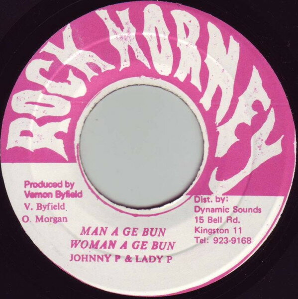 ・アーティスト Johnny P, Lady P ・タイトル Man A Ge Bun Woman A Ge Bun ・レーベル・型番 Rock Horney NONE ・フォーマット 7インチレコード ・コンディション(盤) 良い (VG+) ・コンディション(ジャケット) ・コンディション(帯) オビなし ・特記事項 サンプル画像です。実際の商品の画像ではありません 商品写真はバーコード/カタログ番号に対応したサンプル画像ですので、お送りする商品の画像ではありません。帯やライナーなどの付属品は、特記事項に記載されている場合のみ含まれます。プロモやカラーレコードなどの仕様についても、該当する場合のみ特記事項に記載しています。 【ご購入前に必ずご確認ください】 ・本店サイト(www.recordcity.jp)とは価格、送料が違います ・本店サイト、その他支店のオーダーとは同梱発送できません ・注文確定後に別の注文を頂いた場合、注文同士の同梱は致しかねます。 ・別倉庫から発送しているため、店頭受け渡しは対応しておりません ・一部商品は他の通販サイトでも販売しているため、ご注文のタイミングによっては商品のご用意ができない場合がございます。 ・土日祝日はお休みです 金曜・祝前日9時以降のご連絡またはご入金は、返答または発送が週明け・祝日明けに順次対応となります。 ・ご購入後のキャンセル不可 ご購入後のキャンセルはいかなる理由においてもお受けできません。ご了承の上、ご購入くださいませ。 ・日本郵便(ゆうパック/ゆうメール)によるお届けになります。 ・中古品であることをご理解ください 当ストアでは中古商品を主に販売しております。中古品であることをご理解の上ご購入ください。また、一部商品はRecordCityオンラインストアで試聴可能です。 ・返品について お客様のご都合による返品は一切承っておりません。 表記の内容と実際の商品に相違がある場合、また針飛び等で返品・返金をご希望される場合は、商品の到着後1週間以内にご連絡ください。商品の返送をこちらで確認後、キャンセル・返金を行います。 コンディションVG以下の商品は返品できません。プレイに影響のない表面のこすれ傷、プレス起因のノイズ盤は返品の対象外です。 【コンディション表記】 ・ほぼ新品(M-)(Like New) 完全な新品。未使用。当店ではほぼ使用しません ・非常に良い(EX)(Excellent) 中古盤として美品な状態。わずかな経年を感じるものの傷みを感じさせない、当店基準で最高の状態 ・良い(VG+)(Very Good Plus) 丁寧に扱われた中古品で、軽い使用感がみられる。 ・可(VG)(Acceptable) 使い込まれた中古品で、「良い」よりもさらに使用感がみられる。 ・悪い(VG-)(Bad) 状態が悪いアイテム。使用の保障はなく、再生不可、針飛び、目立つノイズがあるかもしれない。状態によるクレーム不可。返品不可。 ・非常に悪い(G)(Very Bad) 「悪い」よりさらに状態が悪いアイテム。使用の保障はなく、再生不可、針飛び、目立つノイズがあるかもしれない。状態によるクレーム不可。返品不可。 ・ジャンク(Fair)(Junk/Fair) 割れている、反っている、水ダメージがある、カビ、ジャケットが分離している、ひどい書き込み、ひどい擦れなど最低の状態。使用の保障はなく、再生不可、針飛び、目立つノイズがあるかもしれない。状態によるクレーム不可。返品不可。 ・ジャンク(Poor)(Junk/Poor) 割れている、反っている、水ダメージがある、カビ、ジャケットが分離している、ひどい書き込み、ひどい擦れなど最低の状態。使用の保障はなく、再生不可、針飛び、目立つノイズがあるかもしれない。状態によるクレーム不可。返品不可。