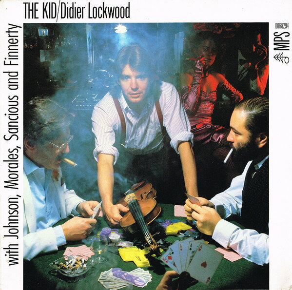 ・アーティスト Didier Lockwood ・タイトル Kid ・レーベル・型番 MPS 0068294 ・フォーマット LPレコード ・コンディション(盤) 良い (VG+) ・コンディション(ジャケット) 良い (VG+) ・コンディション(帯) オビなし ・特記事項 【ライナー付き】 【カバー折れ/しわ】 サンプル画像です。実際の商品の画像ではありません 商品写真はバーコード/カタログ番号に対応したサンプル画像ですので、お送りする商品の画像ではありません。帯やライナーなどの付属品は、特記事項に記載されている場合のみ含まれます。プロモやカラーレコードなどの仕様についても、該当する場合のみ特記事項に記載しています。 【ご購入前に必ずご確認ください】 ・本店サイト(www.recordcity.jp)とは価格、送料が違います ・本店サイト、その他支店のオーダーとは同梱発送できません ・注文確定後に別の注文を頂いた場合、注文同士の同梱は致しかねます。 ・別倉庫から発送しているため、店頭受け渡しは対応しておりません ・一部商品は他の通販サイトでも販売しているため、ご注文のタイミングによっては商品のご用意ができない場合がございます。 ・土日祝日はお休みです 金曜・祝前日9時以降のご連絡またはご入金は、返答または発送が週明け・祝日明けに順次対応となります。 ・ご購入後のキャンセル不可 ご購入後のキャンセルはいかなる理由においてもお受けできません。ご了承の上、ご購入くださいませ。 ・日本郵便(ゆうパック/ゆうメール)によるお届けになります。 ・中古品であることをご理解ください 当ストアでは中古商品を主に販売しております。中古品であることをご理解の上ご購入ください。また、一部商品はRecordCityオンラインストアで試聴可能です。 ・返品について お客様のご都合による返品は一切承っておりません。 表記の内容と実際の商品に相違がある場合、また針飛び等で返品・返金をご希望される場合は、商品の到着後1週間以内にご連絡ください。商品の返送をこちらで確認後、キャンセル・返金を行います。 コンディションVG以下の商品は返品できません。プレイに影響のない表面のこすれ傷、プレス起因のノイズ盤は返品の対象外です。 【コンディション表記】 ・ほぼ新品(M-)(Like New) 完全な新品。未使用。当店ではほぼ使用しません ・非常に良い(EX)(Excellent) 中古盤として美品な状態。わずかな経年を感じるものの傷みを感じさせない、当店基準で最高の状態 ・良い(VG+)(Very Good Plus) 丁寧に扱われた中古品で、軽い使用感がみられる。 ・可(VG)(Acceptable) 使い込まれた中古品で、「良い」よりもさらに使用感がみられる。 ・悪い(VG-)(Bad) 状態が悪いアイテム。使用の保障はなく、再生不可、針飛び、目立つノイズがあるかもしれない。状態によるクレーム不可。返品不可。 ・非常に悪い(G)(Very Bad) 「悪い」よりさらに状態が悪いアイテム。使用の保障はなく、再生不可、針飛び、目立つノイズがあるかもしれない。状態によるクレーム不可。返品不可。 ・ジャンク(Fair)(Junk/Fair) 割れている、反っている、水ダメージがある、カビ、ジャケットが分離している、ひどい書き込み、ひどい擦れなど最低の状態。使用の保障はなく、再生不可、針飛び、目立つノイズがあるかもしれない。状態によるクレーム不可。返品不可。 ・ジャンク(Poor)(Junk/Poor) 割れている、反っている、水ダメージがある、カビ、ジャケットが分離している、ひどい書き込み、ひどい擦れなど最低の状態。使用の保障はなく、再生不可、針飛び、目立つノイズがあるかもしれない。状態によるクレーム不可。返品不可。