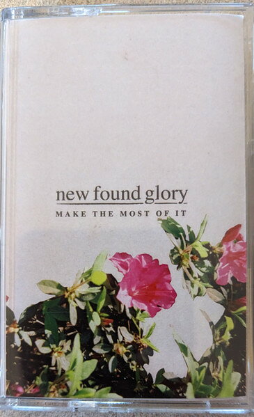 ・アーティスト New Found Glory ・タイトル Make The Most Of It (Yellow Vinyl) ・レーベル・型番 REVELATION REV199CS ・フォーマット カセットテープ ・コンディション(盤) 新品 (M) ・コンディション(ジャケット) 新品 (M) ・コンディション(帯) オビなし ・特記事項 【未開封】 【カラー盤】 サンプル画像です。実際の商品の画像ではありません 商品写真はバーコード/カタログ番号に対応したサンプル画像ですので、お送りする商品の画像ではありません。帯やライナーなどの付属品は、特記事項に記載されている場合のみ含まれます。プロモやカラーレコードなどの仕様についても、該当する場合のみ特記事項に記載しています。 【ご購入前に必ずご確認ください】 ・本店サイト(www.recordcity.jp)とは価格、送料が違います ・本店サイト、その他支店のオーダーとは同梱発送できません ・注文確定後に別の注文を頂いた場合、注文同士の同梱は致しかねます。 ・別倉庫から発送しているため、店頭受け渡しは対応しておりません ・一部商品は他の通販サイトでも販売しているため、ご注文のタイミングによっては商品のご用意ができない場合がございます。 ・土日祝日はお休みです 金曜・祝前日9時以降のご連絡またはご入金は、返答または発送が週明け・祝日明けに順次対応となります。 ・ご購入後のキャンセル不可 ご購入後のキャンセルはいかなる理由においてもお受けできません。ご了承の上、ご購入くださいませ。 ・日本郵便(ゆうパック/ゆうメール)によるお届けになります。 ・中古品であることをご理解ください 当ストアでは中古商品を主に販売しております。中古品であることをご理解の上ご購入ください。また、一部商品はRecordCityオンラインストアで試聴可能です。 ・返品について お客様のご都合による返品は一切承っておりません。 表記の内容と実際の商品に相違がある場合、また針飛び等で返品・返金をご希望される場合は、商品の到着後1週間以内にご連絡ください。商品の返送をこちらで確認後、キャンセル・返金を行います。 コンディションVG以下の商品は返品できません。プレイに影響のない表面のこすれ傷、プレス起因のノイズ盤は返品の対象外です。 【コンディション表記】 ・ほぼ新品(M-)(Like New) 完全な新品。未使用。当店ではほぼ使用しません ・非常に良い(EX)(Excellent) 中古盤として美品な状態。わずかな経年を感じるものの傷みを感じさせない、当店基準で最高の状態 ・良い(VG+)(Very Good Plus) 丁寧に扱われた中古品で、軽い使用感がみられる。 ・可(VG)(Acceptable) 使い込まれた中古品で、「良い」よりもさらに使用感がみられる。 ・悪い(VG-)(Bad) 状態が悪いアイテム。使用の保障はなく、再生不可、針飛び、目立つノイズがあるかもしれない。状態によるクレーム不可。返品不可。 ・非常に悪い(G)(Very Bad) 「悪い」よりさらに状態が悪いアイテム。使用の保障はなく、再生不可、針飛び、目立つノイズがあるかもしれない。状態によるクレーム不可。返品不可。 ・ジャンク(Fair)(Junk/Fair) 割れている、反っている、水ダメージがある、カビ、ジャケットが分離している、ひどい書き込み、ひどい擦れなど最低の状態。使用の保障はなく、再生不可、針飛び、目立つノイズがあるかもしれない。状態によるクレーム不可。返品不可。 ・ジャンク(Poor)(Junk/Poor) 割れている、反っている、水ダメージがある、カビ、ジャケットが分離している、ひどい書き込み、ひどい擦れなど最低の状態。使用の保障はなく、再生不可、針飛び、目立つノイズがあるかもしれない。状態によるクレーム不可。返品不可。