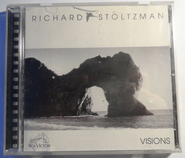 ・アーティスト Richard Stoltzman ・タイトル Visions ・レーベル・型番 RCA Victor 09026680722 ・フォーマット CD ・コンディション(盤) 良い (VG+) ・コンディション(ジャケット) ・コンディション(帯) オビなし ・特記事項 【ライナー染み】【ライナーしわ】【ケースに書き込みある】 サンプル画像です。実際の商品の画像ではありません 商品写真はバーコード/カタログ番号に対応したサンプル画像ですので、お送りする商品の画像ではありません。帯やライナーなどの付属品は、特記事項に記載されている場合のみ含まれます。プロモやカラーレコードなどの仕様についても、該当する場合のみ特記事項に記載しています。 【ご購入前に必ずご確認ください】 ・本店サイト(www.recordcity.jp)とは価格、送料が違います ・本店サイト、その他支店のオーダーとは同梱発送できません ・注文確定後に別の注文を頂いた場合、注文同士の同梱は致しかねます。 ・別倉庫から発送しているため、店頭受け渡しは対応しておりません ・一部商品は他の通販サイトでも販売しているため、ご注文のタイミングによっては商品のご用意ができない場合がございます。 ・土日祝日はお休みです 金曜・祝前日9時以降のご連絡またはご入金は、返答または発送が週明け・祝日明けに順次対応となります。 ・ご購入後のキャンセル不可 ご購入後のキャンセルはいかなる理由においてもお受けできません。ご了承の上、ご購入くださいませ。 ・日本郵便(ゆうパック/ゆうメール)によるお届けになります。 ・中古品であることをご理解ください 当ストアでは中古商品を主に販売しております。中古品であることをご理解の上ご購入ください。また、一部商品はRecordCityオンラインストアで試聴可能です。 ・返品について お客様のご都合による返品は一切承っておりません。 表記の内容と実際の商品に相違がある場合、また針飛び等で返品・返金をご希望される場合は、商品の到着後1週間以内にご連絡ください。商品の返送をこちらで確認後、キャンセル・返金を行います。 コンディションVG以下の商品は返品できません。プレイに影響のない表面のこすれ傷、プレス起因のノイズ盤は返品の対象外です。 【コンディション表記】 ・ほぼ新品(M-)(Like New) 完全な新品。未使用。当店ではほぼ使用しません ・非常に良い(EX)(Excellent) 中古盤として美品な状態。わずかな経年を感じるものの傷みを感じさせない、当店基準で最高の状態 ・良い(VG+)(Very Good Plus) 丁寧に扱われた中古品で、軽い使用感がみられる。 ・可(VG)(Acceptable) 使い込まれた中古品で、「良い」よりもさらに使用感がみられる。 ・悪い(VG-)(Bad) 状態が悪いアイテム。使用の保障はなく、再生不可、針飛び、目立つノイズがあるかもしれない。状態によるクレーム不可。返品不可。 ・非常に悪い(G)(Very Bad) 「悪い」よりさらに状態が悪いアイテム。使用の保障はなく、再生不可、針飛び、目立つノイズがあるかもしれない。状態によるクレーム不可。返品不可。 ・ジャンク(Fair)(Junk/Fair) 割れている、反っている、水ダメージがある、カビ、ジャケットが分離している、ひどい書き込み、ひどい擦れなど最低の状態。使用の保障はなく、再生不可、針飛び、目立つノイズがあるかもしれない。状態によるクレーム不可。返品不可。 ・ジャンク(Poor)(Junk/Poor) 割れている、反っている、水ダメージがある、カビ、ジャケットが分離している、ひどい書き込み、ひどい擦れなど最低の状態。使用の保障はなく、再生不可、針飛び、目立つノイズがあるかもしれない。状態によるクレーム不可。返品不可。
