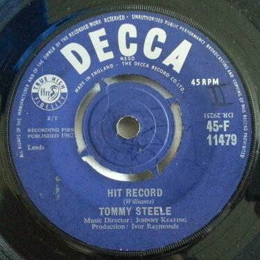 ・アーティスト Tommy Steele ・タイトル Hit Record ・レーベル・型番 DECCA 45F11479 ・フォーマット 7インチレコード ・コンディション(盤) 良い (VG+) ・コンディション(ジャケット) プレインカバー（元ジャケット／カバー無し） ・コンディション(帯) オビなし ・特記事項 【盤に浅い跡】【盤に小さいキズ】【レーベルに書き込み】 サンプル画像です。実際の商品の画像ではありません 商品写真はバーコード/カタログ番号に対応したサンプル画像ですので、お送りする商品の画像ではありません。帯やライナーなどの付属品は、特記事項に記載されている場合のみ含まれます。プロモやカラーレコードなどの仕様についても、該当する場合のみ特記事項に記載しています。 【ご購入前に必ずご確認ください】 ・本店サイト(www.recordcity.jp)とは価格、送料が違います ・本店サイト、その他支店のオーダーとは同梱発送できません ・注文確定後に別の注文を頂いた場合、注文同士の同梱は致しかねます。 ・別倉庫から発送しているため、店頭受け渡しは対応しておりません ・一部商品は他の通販サイトでも販売しているため、ご注文のタイミングによっては商品のご用意ができない場合がございます。 ・土日祝日はお休みです 金曜・祝前日9時以降のご連絡またはご入金は、返答または発送が週明け・祝日明けに順次対応となります。 ・ご購入後のキャンセル不可 ご購入後のキャンセルはいかなる理由においてもお受けできません。ご了承の上、ご購入くださいませ。 ・日本郵便(ゆうパック/ゆうメール)によるお届けになります。 ・中古品であることをご理解ください 当ストアでは中古商品を主に販売しております。中古品であることをご理解の上ご購入ください。また、一部商品はRecordCityオンラインストアで試聴可能です。 ・返品について お客様のご都合による返品は一切承っておりません。 表記の内容と実際の商品に相違がある場合、また針飛び等で返品・返金をご希望される場合は、商品の到着後1週間以内にご連絡ください。商品の返送をこちらで確認後、キャンセル・返金を行います。 コンディションVG以下の商品は返品できません。プレイに影響のない表面のこすれ傷、プレス起因のノイズ盤は返品の対象外です。 【コンディション表記】 ・ほぼ新品(M-)(Like New) 完全な新品。未使用。当店ではほぼ使用しません ・非常に良い(EX)(Excellent) 中古盤として美品な状態。わずかな経年を感じるものの傷みを感じさせない、当店基準で最高の状態 ・良い(VG+)(Very Good Plus) 丁寧に扱われた中古品で、軽い使用感がみられる。 ・可(VG)(Acceptable) 使い込まれた中古品で、「良い」よりもさらに使用感がみられる。 ・悪い(VG-)(Bad) 状態が悪いアイテム。使用の保障はなく、再生不可、針飛び、目立つノイズがあるかもしれない。状態によるクレーム不可。返品不可。 ・非常に悪い(G)(Very Bad) 「悪い」よりさらに状態が悪いアイテム。使用の保障はなく、再生不可、針飛び、目立つノイズがあるかもしれない。状態によるクレーム不可。返品不可。 ・ジャンク(Fair)(Junk/Fair) 割れている、反っている、水ダメージがある、カビ、ジャケットが分離している、ひどい書き込み、ひどい擦れなど最低の状態。使用の保障はなく、再生不可、針飛び、目立つノイズがあるかもしれない。状態によるクレーム不可。返品不可。 ・ジャンク(Poor)(Junk/Poor) 割れている、反っている、水ダメージがある、カビ、ジャケットが分離している、ひどい書き込み、ひどい擦れなど最低の状態。使用の保障はなく、再生不可、針飛び、目立つノイズがあるかもしれない。状態によるクレーム不可。返品不可。