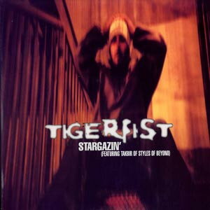 ・アーティスト Tigerfist ・タイトル Stargazin' ・レーベル・型番 Bilawn Records BR2011 ・フォーマット 12インチレコード ・コンディション(盤) 非常に良い(EX) ・コンディション(ジャケット) 良い (VG+) ・コンディション(帯) オビなし ・特記事項 【カラー盤（クリアー）】 サンプル画像です。実際の商品の画像ではありません 商品写真はバーコード/カタログ番号に対応したサンプル画像ですので、お送りする商品の画像ではありません。帯やライナーなどの付属品は、特記事項に記載されている場合のみ含まれます。プロモやカラーレコードなどの仕様についても、該当する場合のみ特記事項に記載しています。 【ご購入前に必ずご確認ください】 ・本店サイト(www.recordcity.jp)とは価格、送料が違います ・本店サイト、その他支店のオーダーとは同梱発送できません ・注文確定後に別の注文を頂いた場合、注文同士の同梱は致しかねます。 ・別倉庫から発送しているため、店頭受け渡しは対応しておりません ・一部商品は他の通販サイトでも販売しているため、ご注文のタイミングによっては商品のご用意ができない場合がございます。 ・土日祝日はお休みです 金曜・祝前日9時以降のご連絡またはご入金は、返答または発送が週明け・祝日明けに順次対応となります。 ・ご購入後のキャンセル不可 ご購入後のキャンセルはいかなる理由においてもお受けできません。ご了承の上、ご購入くださいませ。 ・日本郵便(ゆうパック/ゆうメール)によるお届けになります。 ・中古品であることをご理解ください 当ストアでは中古商品を主に販売しております。中古品であることをご理解の上ご購入ください。また、一部商品はRecordCityオンラインストアで試聴可能です。 ・返品について お客様のご都合による返品は一切承っておりません。 表記の内容と実際の商品に相違がある場合、また針飛び等で返品・返金をご希望される場合は、商品の到着後1週間以内にご連絡ください。商品の返送をこちらで確認後、キャンセル・返金を行います。 コンディションVG以下の商品は返品できません。プレイに影響のない表面のこすれ傷、プレス起因のノイズ盤は返品の対象外です。 【コンディション表記】 ・ほぼ新品(M-)(Like New) 完全な新品。未使用。当店ではほぼ使用しません ・非常に良い(EX)(Excellent) 中古盤として美品な状態。わずかな経年を感じるものの傷みを感じさせない、当店基準で最高の状態 ・良い(VG+)(Very Good Plus) 丁寧に扱われた中古品で、軽い使用感がみられる。 ・可(VG)(Acceptable) 使い込まれた中古品で、「良い」よりもさらに使用感がみられる。 ・悪い(VG-)(Bad) 状態が悪いアイテム。使用の保障はなく、再生不可、針飛び、目立つノイズがあるかもしれない。状態によるクレーム不可。返品不可。 ・非常に悪い(G)(Very Bad) 「悪い」よりさらに状態が悪いアイテム。使用の保障はなく、再生不可、針飛び、目立つノイズがあるかもしれない。状態によるクレーム不可。返品不可。 ・ジャンク(Fair)(Junk/Fair) 割れている、反っている、水ダメージがある、カビ、ジャケットが分離している、ひどい書き込み、ひどい擦れなど最低の状態。使用の保障はなく、再生不可、針飛び、目立つノイズがあるかもしれない。状態によるクレーム不可。返品不可。 ・ジャンク(Poor)(Junk/Poor) 割れている、反っている、水ダメージがある、カビ、ジャケットが分離している、ひどい書き込み、ひどい擦れなど最低の状態。使用の保障はなく、再生不可、針飛び、目立つノイズがあるかもしれない。状態によるクレーム不可。返品不可。