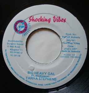 ・アーティスト Tanya Stephens ・タイトル Big Heavy Gal ・レーベル・型番 Shocking Vibes NONE ・フォーマット 7インチレコード ・コンディション(盤) 良い (VG+) ・コンディション(ジャケット) ・コンディション(帯) オビなし ・特記事項 【レーベルに書き込み】 サンプル画像です。実際の商品の画像ではありません 商品写真はバーコード/カタログ番号に対応したサンプル画像ですので、お送りする商品の画像ではありません。帯やライナーなどの付属品は、特記事項に記載されている場合のみ含まれます。プロモやカラーレコードなどの仕様についても、該当する場合のみ特記事項に記載しています。 【ご購入前に必ずご確認ください】 ・本店サイト(www.recordcity.jp)とは価格、送料が違います ・本店サイト、その他支店のオーダーとは同梱発送できません ・注文確定後に別の注文を頂いた場合、注文同士の同梱は致しかねます。 ・別倉庫から発送しているため、店頭受け渡しは対応しておりません ・一部商品は他の通販サイトでも販売しているため、ご注文のタイミングによっては商品のご用意ができない場合がございます。 ・土日祝日はお休みです 金曜・祝前日9時以降のご連絡またはご入金は、返答または発送が週明け・祝日明けに順次対応となります。 ・ご購入後のキャンセル不可 ご購入後のキャンセルはいかなる理由においてもお受けできません。ご了承の上、ご購入くださいませ。 ・日本郵便(ゆうパック/ゆうメール)によるお届けになります。 ・中古品であることをご理解ください 当ストアでは中古商品を主に販売しております。中古品であることをご理解の上ご購入ください。また、一部商品はRecordCityオンラインストアで試聴可能です。 ・返品について お客様のご都合による返品は一切承っておりません。 表記の内容と実際の商品に相違がある場合、また針飛び等で返品・返金をご希望される場合は、商品の到着後1週間以内にご連絡ください。商品の返送をこちらで確認後、キャンセル・返金を行います。 コンディションVG以下の商品は返品できません。プレイに影響のない表面のこすれ傷、プレス起因のノイズ盤は返品の対象外です。 【コンディション表記】 ・ほぼ新品(M-)(Like New) 完全な新品。未使用。当店ではほぼ使用しません ・非常に良い(EX)(Excellent) 中古盤として美品な状態。わずかな経年を感じるものの傷みを感じさせない、当店基準で最高の状態 ・良い(VG+)(Very Good Plus) 丁寧に扱われた中古品で、軽い使用感がみられる。 ・可(VG)(Acceptable) 使い込まれた中古品で、「良い」よりもさらに使用感がみられる。 ・悪い(VG-)(Bad) 状態が悪いアイテム。使用の保障はなく、再生不可、針飛び、目立つノイズがあるかもしれない。状態によるクレーム不可。返品不可。 ・非常に悪い(G)(Very Bad) 「悪い」よりさらに状態が悪いアイテム。使用の保障はなく、再生不可、針飛び、目立つノイズがあるかもしれない。状態によるクレーム不可。返品不可。 ・ジャンク(Fair)(Junk/Fair) 割れている、反っている、水ダメージがある、カビ、ジャケットが分離している、ひどい書き込み、ひどい擦れなど最低の状態。使用の保障はなく、再生不可、針飛び、目立つノイズがあるかもしれない。状態によるクレーム不可。返品不可。 ・ジャンク(Poor)(Junk/Poor) 割れている、反っている、水ダメージがある、カビ、ジャケットが分離している、ひどい書き込み、ひどい擦れなど最低の状態。使用の保障はなく、再生不可、針飛び、目立つノイズがあるかもしれない。状態によるクレーム不可。返品不可。