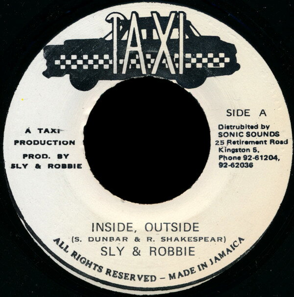 ・アーティスト Sly & Robbie ・タイトル Inside, Outside ・レーベル・型番 Taxi NONE ・フォーマット 7インチレコード ・コンディション(盤) 良い (VG+) ・コンディション(ジャケット) ・コンディション(帯) オビなし ・特記事項 【レーベルに書き込み】【盤にヘアライン】 サンプル画像です。実際の商品の画像ではありません 商品写真はバーコード/カタログ番号に対応したサンプル画像ですので、お送りする商品の画像ではありません。帯やライナーなどの付属品は、特記事項に記載されている場合のみ含まれます。プロモやカラーレコードなどの仕様についても、該当する場合のみ特記事項に記載しています。 【ご購入前に必ずご確認ください】 ・本店サイト(www.recordcity.jp)とは価格、送料が違います ・本店サイト、その他支店のオーダーとは同梱発送できません ・注文確定後に別の注文を頂いた場合、注文同士の同梱は致しかねます。 ・別倉庫から発送しているため、店頭受け渡しは対応しておりません ・一部商品は他の通販サイトでも販売しているため、ご注文のタイミングによっては商品のご用意ができない場合がございます。 ・土日祝日はお休みです 金曜・祝前日9時以降のご連絡またはご入金は、返答または発送が週明け・祝日明けに順次対応となります。 ・ご購入後のキャンセル不可 ご購入後のキャンセルはいかなる理由においてもお受けできません。ご了承の上、ご購入くださいませ。 ・日本郵便(ゆうパック/ゆうメール)によるお届けになります。 ・中古品であることをご理解ください 当ストアでは中古商品を主に販売しております。中古品であることをご理解の上ご購入ください。また、一部商品はRecordCityオンラインストアで試聴可能です。 ・返品について お客様のご都合による返品は一切承っておりません。 表記の内容と実際の商品に相違がある場合、また針飛び等で返品・返金をご希望される場合は、商品の到着後1週間以内にご連絡ください。商品の返送をこちらで確認後、キャンセル・返金を行います。 コンディションVG以下の商品は返品できません。プレイに影響のない表面のこすれ傷、プレス起因のノイズ盤は返品の対象外です。 【コンディション表記】 ・ほぼ新品(M-)(Like New) 完全な新品。未使用。当店ではほぼ使用しません ・非常に良い(EX)(Excellent) 中古盤として美品な状態。わずかな経年を感じるものの傷みを感じさせない、当店基準で最高の状態 ・良い(VG+)(Very Good Plus) 丁寧に扱われた中古品で、軽い使用感がみられる。 ・可(VG)(Acceptable) 使い込まれた中古品で、「良い」よりもさらに使用感がみられる。 ・悪い(VG-)(Bad) 状態が悪いアイテム。使用の保障はなく、再生不可、針飛び、目立つノイズがあるかもしれない。状態によるクレーム不可。返品不可。 ・非常に悪い(G)(Very Bad) 「悪い」よりさらに状態が悪いアイテム。使用の保障はなく、再生不可、針飛び、目立つノイズがあるかもしれない。状態によるクレーム不可。返品不可。 ・ジャンク(Fair)(Junk/Fair) 割れている、反っている、水ダメージがある、カビ、ジャケットが分離している、ひどい書き込み、ひどい擦れなど最低の状態。使用の保障はなく、再生不可、針飛び、目立つノイズがあるかもしれない。状態によるクレーム不可。返品不可。 ・ジャンク(Poor)(Junk/Poor) 割れている、反っている、水ダメージがある、カビ、ジャケットが分離している、ひどい書き込み、ひどい擦れなど最低の状態。使用の保障はなく、再生不可、針飛び、目立つノイズがあるかもしれない。状態によるクレーム不可。返品不可。