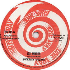・アーティスト Locksley Mellow ・タイトル Ice Water ・レーベル・型番 One Way OW115 ・フォーマット 7インチレコード ・コンディション(盤) 非常に良い(EX) ・コンディション(ジャケット) ・コンディション(帯) オビなし ・特記事項 サンプル画像です。実際の商品の画像ではありません 商品写真はバーコード/カタログ番号に対応したサンプル画像ですので、お送りする商品の画像ではありません。帯やライナーなどの付属品は、特記事項に記載されている場合のみ含まれます。プロモやカラーレコードなどの仕様についても、該当する場合のみ特記事項に記載しています。 【ご購入前に必ずご確認ください】 ・本店サイト(www.recordcity.jp)とは価格、送料が違います ・本店サイト、その他支店のオーダーとは同梱発送できません ・注文確定後に別の注文を頂いた場合、注文同士の同梱は致しかねます。 ・別倉庫から発送しているため、店頭受け渡しは対応しておりません ・一部商品は他の通販サイトでも販売しているため、ご注文のタイミングによっては商品のご用意ができない場合がございます。 ・土日祝日はお休みです 金曜・祝前日9時以降のご連絡またはご入金は、返答または発送が週明け・祝日明けに順次対応となります。 ・ご購入後のキャンセル不可 ご購入後のキャンセルはいかなる理由においてもお受けできません。ご了承の上、ご購入くださいませ。 ・日本郵便(ゆうパック/ゆうメール)によるお届けになります。 ・中古品であることをご理解ください 当ストアでは中古商品を主に販売しております。中古品であることをご理解の上ご購入ください。また、一部商品はRecordCityオンラインストアで試聴可能です。 ・返品について お客様のご都合による返品は一切承っておりません。 表記の内容と実際の商品に相違がある場合、また針飛び等で返品・返金をご希望される場合は、商品の到着後1週間以内にご連絡ください。商品の返送をこちらで確認後、キャンセル・返金を行います。 コンディションVG以下の商品は返品できません。プレイに影響のない表面のこすれ傷、プレス起因のノイズ盤は返品の対象外です。 【コンディション表記】 ・ほぼ新品(M-)(Like New) 完全な新品。未使用。当店ではほぼ使用しません ・非常に良い(EX)(Excellent) 中古盤として美品な状態。わずかな経年を感じるものの傷みを感じさせない、当店基準で最高の状態 ・良い(VG+)(Very Good Plus) 丁寧に扱われた中古品で、軽い使用感がみられる。 ・可(VG)(Acceptable) 使い込まれた中古品で、「良い」よりもさらに使用感がみられる。 ・悪い(VG-)(Bad) 状態が悪いアイテム。使用の保障はなく、再生不可、針飛び、目立つノイズがあるかもしれない。状態によるクレーム不可。返品不可。 ・非常に悪い(G)(Very Bad) 「悪い」よりさらに状態が悪いアイテム。使用の保障はなく、再生不可、針飛び、目立つノイズがあるかもしれない。状態によるクレーム不可。返品不可。 ・ジャンク(Fair)(Junk/Fair) 割れている、反っている、水ダメージがある、カビ、ジャケットが分離している、ひどい書き込み、ひどい擦れなど最低の状態。使用の保障はなく、再生不可、針飛び、目立つノイズがあるかもしれない。状態によるクレーム不可。返品不可。 ・ジャンク(Poor)(Junk/Poor) 割れている、反っている、水ダメージがある、カビ、ジャケットが分離している、ひどい書き込み、ひどい擦れなど最低の状態。使用の保障はなく、再生不可、針飛び、目立つノイズがあるかもしれない。状態によるクレーム不可。返品不可。