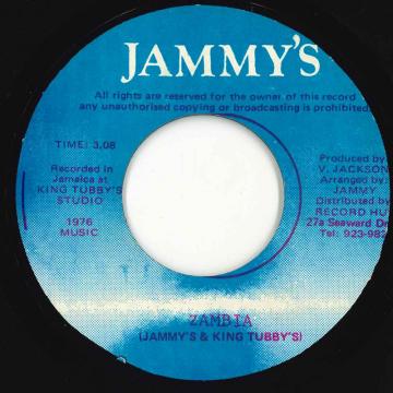 ・アーティスト Prince Jammy & King Tubby ・タイトル Zambia ・レーベル・型番 Jammy's Records none ・フォーマット 7インチレコード ・コンディション(盤) 非常に良い(EX) ・コンディション(ジャケット) ・コンディション(帯) オビなし ・特記事項 【EX+/stain 】 サンプル画像です。実際の商品の画像ではありません 商品写真はバーコード/カタログ番号に対応したサンプル画像ですので、お送りする商品の画像ではありません。帯やライナーなどの付属品は、特記事項に記載されている場合のみ含まれます。プロモやカラーレコードなどの仕様についても、該当する場合のみ特記事項に記載しています。 【ご購入前に必ずご確認ください】 ・本店サイト(www.recordcity.jp)とは価格、送料が違います ・本店サイト、その他支店のオーダーとは同梱発送できません ・注文確定後に別の注文を頂いた場合、注文同士の同梱は致しかねます。 ・別倉庫から発送しているため、店頭受け渡しは対応しておりません ・一部商品は他の通販サイトでも販売しているため、ご注文のタイミングによっては商品のご用意ができない場合がございます。 ・土日祝日はお休みです 金曜・祝前日9時以降のご連絡またはご入金は、返答または発送が週明け・祝日明けに順次対応となります。 ・ご購入後のキャンセル不可 ご購入後のキャンセルはいかなる理由においてもお受けできません。ご了承の上、ご購入くださいませ。 ・日本郵便(ゆうパック/ゆうメール)によるお届けになります。 ・中古品であることをご理解ください 当ストアでは中古商品を主に販売しております。中古品であることをご理解の上ご購入ください。また、一部商品はRecordCityオンラインストアで試聴可能です。 ・返品について お客様のご都合による返品は一切承っておりません。 表記の内容と実際の商品に相違がある場合、また針飛び等で返品・返金をご希望される場合は、商品の到着後1週間以内にご連絡ください。商品の返送をこちらで確認後、キャンセル・返金を行います。 コンディションVG以下の商品は返品できません。プレイに影響のない表面のこすれ傷、プレス起因のノイズ盤は返品の対象外です。 【コンディション表記】 ・ほぼ新品(M-)(Like New) 完全な新品。未使用。当店ではほぼ使用しません ・非常に良い(EX)(Excellent) 中古盤として美品な状態。わずかな経年を感じるものの傷みを感じさせない、当店基準で最高の状態 ・良い(VG+)(Very Good Plus) 丁寧に扱われた中古品で、軽い使用感がみられる。 ・可(VG)(Acceptable) 使い込まれた中古品で、「良い」よりもさらに使用感がみられる。 ・悪い(VG-)(Bad) 状態が悪いアイテム。使用の保障はなく、再生不可、針飛び、目立つノイズがあるかもしれない。状態によるクレーム不可。返品不可。 ・非常に悪い(G)(Very Bad) 「悪い」よりさらに状態が悪いアイテム。使用の保障はなく、再生不可、針飛び、目立つノイズがあるかもしれない。状態によるクレーム不可。返品不可。 ・ジャンク(Fair)(Junk/Fair) 割れている、反っている、水ダメージがある、カビ、ジャケットが分離している、ひどい書き込み、ひどい擦れなど最低の状態。使用の保障はなく、再生不可、針飛び、目立つノイズがあるかもしれない。状態によるクレーム不可。返品不可。 ・ジャンク(Poor)(Junk/Poor) 割れている、反っている、水ダメージがある、カビ、ジャケットが分離している、ひどい書き込み、ひどい擦れなど最低の状態。使用の保障はなく、再生不可、針飛び、目立つノイズがあるかもしれない。状態によるクレーム不可。返品不可。