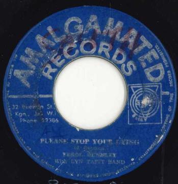 ・アーティスト Errol Dunkley With Lynn Taitt Band / Tommy McCook Band ・タイトル Please Stop Your Lying / Feel So Fine ・レーベル・型番 Amalgamated Records none ・フォーマット 7インチレコード ・コンディション(盤) 可 (VG) ・コンディション(ジャケット) ・コンディション(帯) オビなし ・特記事項 【VG+/WOL/SLD/SEW/scuff デッドワックスにマーカーペンで書き込みがあります。/Writing by marker pen on dead wax.】 サンプル画像です。実際の商品の画像ではありません 商品写真はバーコード/カタログ番号に対応したサンプル画像ですので、お送りする商品の画像ではありません。帯やライナーなどの付属品は、特記事項に記載されている場合のみ含まれます。プロモやカラーレコードなどの仕様についても、該当する場合のみ特記事項に記載しています。 【ご購入前に必ずご確認ください】 ・本店サイト(www.recordcity.jp)とは価格、送料が違います ・本店サイト、その他支店のオーダーとは同梱発送できません ・注文確定後に別の注文を頂いた場合、注文同士の同梱は致しかねます。 ・別倉庫から発送しているため、店頭受け渡しは対応しておりません ・一部商品は他の通販サイトでも販売しているため、ご注文のタイミングによっては商品のご用意ができない場合がございます。 ・土日祝日はお休みです 金曜・祝前日9時以降のご連絡またはご入金は、返答または発送が週明け・祝日明けに順次対応となります。 ・ご購入後のキャンセル不可 ご購入後のキャンセルはいかなる理由においてもお受けできません。ご了承の上、ご購入くださいませ。 ・日本郵便(ゆうパック/ゆうメール)によるお届けになります。 ・中古品であることをご理解ください 当ストアでは中古商品を主に販売しております。中古品であることをご理解の上ご購入ください。また、一部商品はRecordCityオンラインストアで試聴可能です。 ・返品について お客様のご都合による返品は一切承っておりません。 表記の内容と実際の商品に相違がある場合、また針飛び等で返品・返金をご希望される場合は、商品の到着後1週間以内にご連絡ください。商品の返送をこちらで確認後、キャンセル・返金を行います。 コンディションVG以下の商品は返品できません。プレイに影響のない表面のこすれ傷、プレス起因のノイズ盤は返品の対象外です。 【コンディション表記】 ・ほぼ新品(M-)(Like New) 完全な新品。未使用。当店ではほぼ使用しません ・非常に良い(EX)(Excellent) 中古盤として美品な状態。わずかな経年を感じるものの傷みを感じさせない、当店基準で最高の状態 ・良い(VG+)(Very Good Plus) 丁寧に扱われた中古品で、軽い使用感がみられる。 ・可(VG)(Acceptable) 使い込まれた中古品で、「良い」よりもさらに使用感がみられる。 ・悪い(VG-)(Bad) 状態が悪いアイテム。使用の保障はなく、再生不可、針飛び、目立つノイズがあるかもしれない。状態によるクレーム不可。返品不可。 ・非常に悪い(G)(Very Bad) 「悪い」よりさらに状態が悪いアイテム。使用の保障はなく、再生不可、針飛び、目立つノイズがあるかもしれない。状態によるクレーム不可。返品不可。 ・ジャンク(Fair)(Junk/Fair) 割れている、反っている、水ダメージがある、カビ、ジャケットが分離している、ひどい書き込み、ひどい擦れなど最低の状態。使用の保障はなく、再生不可、針飛び、目立つノイズがあるかもしれない。状態によるクレーム不可。返品不可。 ・ジャンク(Poor)(Junk/Poor) 割れている、反っている、水ダメージがある、カビ、ジャケットが分離している、ひどい書き込み、ひどい擦れなど最低の状態。使用の保障はなく、再生不可、針飛び、目立つノイズがあるかもしれない。状態によるクレーム不可。返品不可。