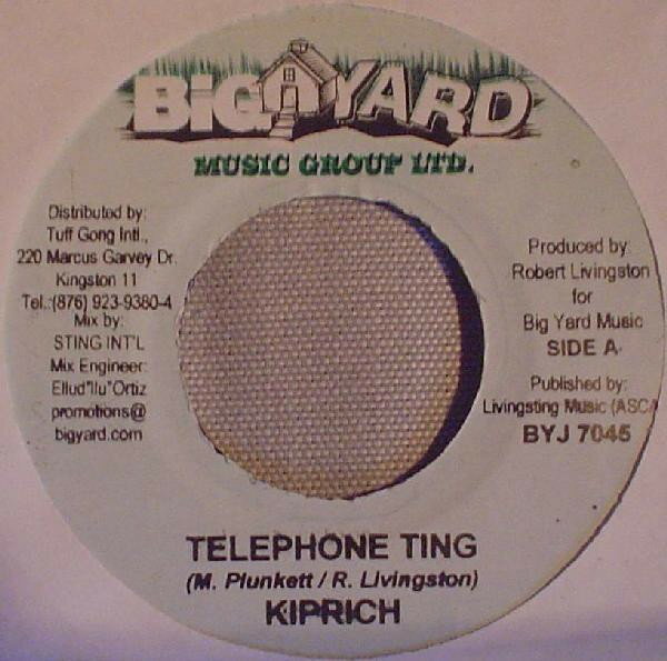 ・アーティスト Kiprich ・タイトル Telephone Ting ・レーベル・型番 Big Yard Music Group Ltd. BYJ7045 ・フォーマット 7インチレコード ・コンディション(盤) 非常に良い(EX) ・コンディション(ジャケット) ・コンディション(帯) オビなし ・特記事項 【EX/SEW/SOL B:SLD 】 サンプル画像です。実際の商品の画像ではありません 商品写真はバーコード/カタログ番号に対応したサンプル画像ですので、お送りする商品の画像ではありません。帯やライナーなどの付属品は、特記事項に記載されている場合のみ含まれます。プロモやカラーレコードなどの仕様についても、該当する場合のみ特記事項に記載しています。 【ご購入前に必ずご確認ください】 ・本店サイト(www.recordcity.jp)とは価格、送料が違います ・本店サイト、その他支店のオーダーとは同梱発送できません ・注文確定後に別の注文を頂いた場合、注文同士の同梱は致しかねます。 ・別倉庫から発送しているため、店頭受け渡しは対応しておりません ・一部商品は他の通販サイトでも販売しているため、ご注文のタイミングによっては商品のご用意ができない場合がございます。 ・土日祝日はお休みです 金曜・祝前日9時以降のご連絡またはご入金は、返答または発送が週明け・祝日明けに順次対応となります。 ・ご購入後のキャンセル不可 ご購入後のキャンセルはいかなる理由においてもお受けできません。ご了承の上、ご購入くださいませ。 ・日本郵便(ゆうパック/ゆうメール)によるお届けになります。 ・中古品であることをご理解ください 当ストアでは中古商品を主に販売しております。中古品であることをご理解の上ご購入ください。また、一部商品はRecordCityオンラインストアで試聴可能です。 ・返品について お客様のご都合による返品は一切承っておりません。 表記の内容と実際の商品に相違がある場合、また針飛び等で返品・返金をご希望される場合は、商品の到着後1週間以内にご連絡ください。商品の返送をこちらで確認後、キャンセル・返金を行います。 コンディションVG以下の商品は返品できません。プレイに影響のない表面のこすれ傷、プレス起因のノイズ盤は返品の対象外です。 【コンディション表記】 ・ほぼ新品(M-)(Like New) 完全な新品。未使用。当店ではほぼ使用しません ・非常に良い(EX)(Excellent) 中古盤として美品な状態。わずかな経年を感じるものの傷みを感じさせない、当店基準で最高の状態 ・良い(VG+)(Very Good Plus) 丁寧に扱われた中古品で、軽い使用感がみられる。 ・可(VG)(Acceptable) 使い込まれた中古品で、「良い」よりもさらに使用感がみられる。 ・悪い(VG-)(Bad) 状態が悪いアイテム。使用の保障はなく、再生不可、針飛び、目立つノイズがあるかもしれない。状態によるクレーム不可。返品不可。 ・非常に悪い(G)(Very Bad) 「悪い」よりさらに状態が悪いアイテム。使用の保障はなく、再生不可、針飛び、目立つノイズがあるかもしれない。状態によるクレーム不可。返品不可。 ・ジャンク(Fair)(Junk/Fair) 割れている、反っている、水ダメージがある、カビ、ジャケットが分離している、ひどい書き込み、ひどい擦れなど最低の状態。使用の保障はなく、再生不可、針飛び、目立つノイズがあるかもしれない。状態によるクレーム不可。返品不可。 ・ジャンク(Poor)(Junk/Poor) 割れている、反っている、水ダメージがある、カビ、ジャケットが分離している、ひどい書き込み、ひどい擦れなど最低の状態。使用の保障はなく、再生不可、針飛び、目立つノイズがあるかもしれない。状態によるクレーム不可。返品不可。