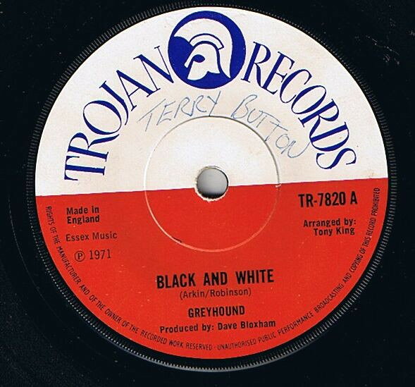 ・アーティスト Greyhound ・タイトル Black And White ・レーベル・型番 TROJAN TR7820 ・フォーマット 7インチレコード ・コンディション(盤) 可 (VG) ・コンディション(ジャケット) プレインカバー（元ジャケット／カバー無し） ・コンディション(帯) オビなし ・特記事項 【盤に浅い跡】【盤汚れ】【レーベルに書き込み】 サンプル画像です。実際の商品の画像ではありません 商品写真はバーコード/カタログ番号に対応したサンプル画像ですので、お送りする商品の画像ではありません。帯やライナーなどの付属品は、特記事項に記載されている場合のみ含まれます。プロモやカラーレコードなどの仕様についても、該当する場合のみ特記事項に記載しています。 【ご購入前に必ずご確認ください】 ・本店サイト(www.recordcity.jp)とは価格、送料が違います ・本店サイト、その他支店のオーダーとは同梱発送できません ・注文確定後に別の注文を頂いた場合、注文同士の同梱は致しかねます。 ・別倉庫から発送しているため、店頭受け渡しは対応しておりません ・一部商品は他の通販サイトでも販売しているため、ご注文のタイミングによっては商品のご用意ができない場合がございます。 ・土日祝日はお休みです 金曜・祝前日9時以降のご連絡またはご入金は、返答または発送が週明け・祝日明けに順次対応となります。 ・ご購入後のキャンセル不可 ご購入後のキャンセルはいかなる理由においてもお受けできません。ご了承の上、ご購入くださいませ。 ・日本郵便(ゆうパック/ゆうメール)によるお届けになります。 ・中古品であることをご理解ください 当ストアでは中古商品を主に販売しております。中古品であることをご理解の上ご購入ください。また、一部商品はRecordCityオンラインストアで試聴可能です。 ・返品について お客様のご都合による返品は一切承っておりません。 表記の内容と実際の商品に相違がある場合、また針飛び等で返品・返金をご希望される場合は、商品の到着後1週間以内にご連絡ください。商品の返送をこちらで確認後、キャンセル・返金を行います。 コンディションVG以下の商品は返品できません。プレイに影響のない表面のこすれ傷、プレス起因のノイズ盤は返品の対象外です。 【コンディション表記】 ・ほぼ新品(M-)(Like New) 完全な新品。未使用。当店ではほぼ使用しません ・非常に良い(EX)(Excellent) 中古盤として美品な状態。わずかな経年を感じるものの傷みを感じさせない、当店基準で最高の状態 ・良い(VG+)(Very Good Plus) 丁寧に扱われた中古品で、軽い使用感がみられる。 ・可(VG)(Acceptable) 使い込まれた中古品で、「良い」よりもさらに使用感がみられる。 ・悪い(VG-)(Bad) 状態が悪いアイテム。使用の保障はなく、再生不可、針飛び、目立つノイズがあるかもしれない。状態によるクレーム不可。返品不可。 ・非常に悪い(G)(Very Bad) 「悪い」よりさらに状態が悪いアイテム。使用の保障はなく、再生不可、針飛び、目立つノイズがあるかもしれない。状態によるクレーム不可。返品不可。 ・ジャンク(Fair)(Junk/Fair) 割れている、反っている、水ダメージがある、カビ、ジャケットが分離している、ひどい書き込み、ひどい擦れなど最低の状態。使用の保障はなく、再生不可、針飛び、目立つノイズがあるかもしれない。状態によるクレーム不可。返品不可。 ・ジャンク(Poor)(Junk/Poor) 割れている、反っている、水ダメージがある、カビ、ジャケットが分離している、ひどい書き込み、ひどい擦れなど最低の状態。使用の保障はなく、再生不可、針飛び、目立つノイズがあるかもしれない。状態によるクレーム不可。返品不可。