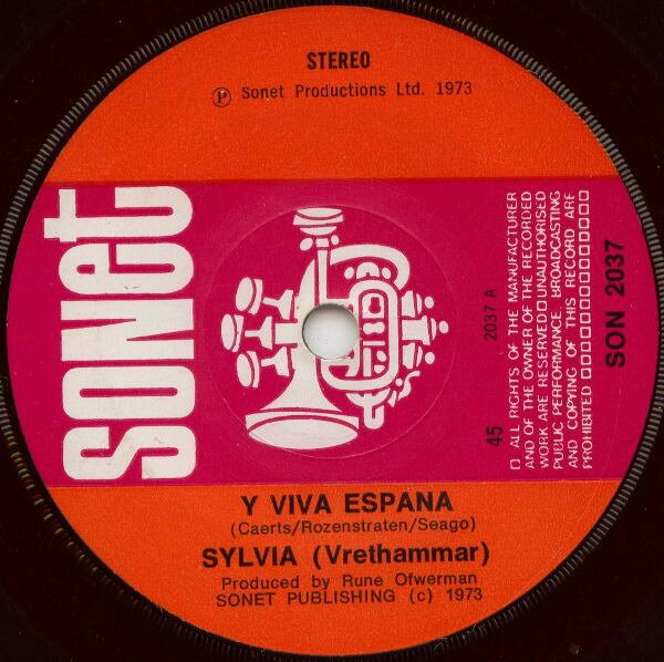 ・アーティスト Sylvia (Vrethammar) ・タイトル Y Viva Espana ・レーベル・型番 SONET SON2037 ・フォーマット 7インチレコード ・コンディション(盤) 良い (VG+) ・コンディション(ジャケット) プレインカバー（元ジャケット／カバー無し） ・コンディション(帯) オビなし ・特記事項 【盤に浅い跡】【盤に短いヘアライン】 サンプル画像です。実際の商品の画像ではありません 商品写真はバーコード/カタログ番号に対応したサンプル画像ですので、お送りする商品の画像ではありません。帯やライナーなどの付属品は、特記事項に記載されている場合のみ含まれます。プロモやカラーレコードなどの仕様についても、該当する場合のみ特記事項に記載しています。 【ご購入前に必ずご確認ください】 ・本店サイト(www.recordcity.jp)とは価格、送料が違います ・本店サイト、その他支店のオーダーとは同梱発送できません ・注文確定後に別の注文を頂いた場合、注文同士の同梱は致しかねます。 ・別倉庫から発送しているため、店頭受け渡しは対応しておりません ・一部商品は他の通販サイトでも販売しているため、ご注文のタイミングによっては商品のご用意ができない場合がございます。 ・土日祝日はお休みです 金曜・祝前日9時以降のご連絡またはご入金は、返答または発送が週明け・祝日明けに順次対応となります。 ・ご購入後のキャンセル不可 ご購入後のキャンセルはいかなる理由においてもお受けできません。ご了承の上、ご購入くださいませ。 ・日本郵便(ゆうパック/ゆうメール)によるお届けになります。 ・中古品であることをご理解ください 当ストアでは中古商品を主に販売しております。中古品であることをご理解の上ご購入ください。また、一部商品はRecordCityオンラインストアで試聴可能です。 ・返品について お客様のご都合による返品は一切承っておりません。 表記の内容と実際の商品に相違がある場合、また針飛び等で返品・返金をご希望される場合は、商品の到着後1週間以内にご連絡ください。商品の返送をこちらで確認後、キャンセル・返金を行います。 コンディションVG以下の商品は返品できません。プレイに影響のない表面のこすれ傷、プレス起因のノイズ盤は返品の対象外です。 【コンディション表記】 ・ほぼ新品(M-)(Like New) 完全な新品。未使用。当店ではほぼ使用しません ・非常に良い(EX)(Excellent) 中古盤として美品な状態。わずかな経年を感じるものの傷みを感じさせない、当店基準で最高の状態 ・良い(VG+)(Very Good Plus) 丁寧に扱われた中古品で、軽い使用感がみられる。 ・可(VG)(Acceptable) 使い込まれた中古品で、「良い」よりもさらに使用感がみられる。 ・悪い(VG-)(Bad) 状態が悪いアイテム。使用の保障はなく、再生不可、針飛び、目立つノイズがあるかもしれない。状態によるクレーム不可。返品不可。 ・非常に悪い(G)(Very Bad) 「悪い」よりさらに状態が悪いアイテム。使用の保障はなく、再生不可、針飛び、目立つノイズがあるかもしれない。状態によるクレーム不可。返品不可。 ・ジャンク(Fair)(Junk/Fair) 割れている、反っている、水ダメージがある、カビ、ジャケットが分離している、ひどい書き込み、ひどい擦れなど最低の状態。使用の保障はなく、再生不可、針飛び、目立つノイズがあるかもしれない。状態によるクレーム不可。返品不可。 ・ジャンク(Poor)(Junk/Poor) 割れている、反っている、水ダメージがある、カビ、ジャケットが分離している、ひどい書き込み、ひどい擦れなど最低の状態。使用の保障はなく、再生不可、針飛び、目立つノイズがあるかもしれない。状態によるクレーム不可。返品不可。