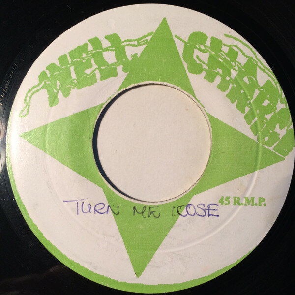 ・アーティスト Al Campbell ・タイトル Turn Me Loose ・レーベル・型番 Well Charge NONE ・フォーマット 7インチレコード ・コンディション(盤) 非常に良い(EX) ・コンディション(ジャケット) ・コンディション(帯) オビなし ・特記事項 サンプル画像です。実際の商品の画像ではありません 商品写真はバーコード/カタログ番号に対応したサンプル画像ですので、お送りする商品の画像ではありません。帯やライナーなどの付属品は、特記事項に記載されている場合のみ含まれます。プロモやカラーレコードなどの仕様についても、該当する場合のみ特記事項に記載しています。 【ご購入前に必ずご確認ください】 ・本店サイト(www.recordcity.jp)とは価格、送料が違います ・本店サイト、その他支店のオーダーとは同梱発送できません ・注文確定後に別の注文を頂いた場合、注文同士の同梱は致しかねます。 ・別倉庫から発送しているため、店頭受け渡しは対応しておりません ・一部商品は他の通販サイトでも販売しているため、ご注文のタイミングによっては商品のご用意ができない場合がございます。 ・土日祝日はお休みです 金曜・祝前日9時以降のご連絡またはご入金は、返答または発送が週明け・祝日明けに順次対応となります。 ・ご購入後のキャンセル不可 ご購入後のキャンセルはいかなる理由においてもお受けできません。ご了承の上、ご購入くださいませ。 ・日本郵便(ゆうパック/ゆうメール)によるお届けになります。 ・中古品であることをご理解ください 当ストアでは中古商品を主に販売しております。中古品であることをご理解の上ご購入ください。また、一部商品はRecordCityオンラインストアで試聴可能です。 ・返品について お客様のご都合による返品は一切承っておりません。 表記の内容と実際の商品に相違がある場合、また針飛び等で返品・返金をご希望される場合は、商品の到着後1週間以内にご連絡ください。商品の返送をこちらで確認後、キャンセル・返金を行います。 コンディションVG以下の商品は返品できません。プレイに影響のない表面のこすれ傷、プレス起因のノイズ盤は返品の対象外です。 【コンディション表記】 ・ほぼ新品(M-)(Like New) 完全な新品。未使用。当店ではほぼ使用しません ・非常に良い(EX)(Excellent) 中古盤として美品な状態。わずかな経年を感じるものの傷みを感じさせない、当店基準で最高の状態 ・良い(VG+)(Very Good Plus) 丁寧に扱われた中古品で、軽い使用感がみられる。 ・可(VG)(Acceptable) 使い込まれた中古品で、「良い」よりもさらに使用感がみられる。 ・悪い(VG-)(Bad) 状態が悪いアイテム。使用の保障はなく、再生不可、針飛び、目立つノイズがあるかもしれない。状態によるクレーム不可。返品不可。 ・非常に悪い(G)(Very Bad) 「悪い」よりさらに状態が悪いアイテム。使用の保障はなく、再生不可、針飛び、目立つノイズがあるかもしれない。状態によるクレーム不可。返品不可。 ・ジャンク(Fair)(Junk/Fair) 割れている、反っている、水ダメージがある、カビ、ジャケットが分離している、ひどい書き込み、ひどい擦れなど最低の状態。使用の保障はなく、再生不可、針飛び、目立つノイズがあるかもしれない。状態によるクレーム不可。返品不可。 ・ジャンク(Poor)(Junk/Poor) 割れている、反っている、水ダメージがある、カビ、ジャケットが分離している、ひどい書き込み、ひどい擦れなど最低の状態。使用の保障はなく、再生不可、針飛び、目立つノイズがあるかもしれない。状態によるクレーム不可。返品不可。