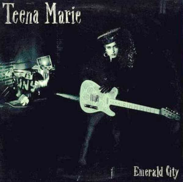 ・アーティスト Teena Marie ・タイトル Emerald City ・レーベル・型番 EPIC FE40318 ・フォーマット LPレコード ・コンディション(盤) 良い (VG+) ・コンディション(ジャケット) 良い (VG+) ・コンディション(帯) オビなし ・特記事項 サンプル画像です。実際の商品の画像ではありません 商品写真はバーコード/カタログ番号に対応したサンプル画像ですので、お送りする商品の画像ではありません。帯やライナーなどの付属品は、特記事項に記載されている場合のみ含まれます。プロモやカラーレコードなどの仕様についても、該当する場合のみ特記事項に記載しています。 【ご購入前に必ずご確認ください】 ・本店サイト(www.recordcity.jp)とは価格、送料が違います ・本店サイト、その他支店のオーダーとは同梱発送できません ・注文確定後に別の注文を頂いた場合、注文同士の同梱は致しかねます。 ・別倉庫から発送しているため、店頭受け渡しは対応しておりません ・一部商品は他の通販サイトでも販売しているため、ご注文のタイミングによっては商品のご用意ができない場合がございます。 ・土日祝日はお休みです 金曜・祝前日9時以降のご連絡またはご入金は、返答または発送が週明け・祝日明けに順次対応となります。 ・ご購入後のキャンセル不可 ご購入後のキャンセルはいかなる理由においてもお受けできません。ご了承の上、ご購入くださいませ。 ・日本郵便(ゆうパック/ゆうメール)によるお届けになります。 ・中古品であることをご理解ください 当ストアでは中古商品を主に販売しております。中古品であることをご理解の上ご購入ください。また、一部商品はRecordCityオンラインストアで試聴可能です。 ・返品について お客様のご都合による返品は一切承っておりません。 表記の内容と実際の商品に相違がある場合、また針飛び等で返品・返金をご希望される場合は、商品の到着後1週間以内にご連絡ください。商品の返送をこちらで確認後、キャンセル・返金を行います。 コンディションVG以下の商品は返品できません。プレイに影響のない表面のこすれ傷、プレス起因のノイズ盤は返品の対象外です。 【コンディション表記】 ・ほぼ新品(M-)(Like New) 完全な新品。未使用。当店ではほぼ使用しません ・非常に良い(EX)(Excellent) 中古盤として美品な状態。わずかな経年を感じるものの傷みを感じさせない、当店基準で最高の状態 ・良い(VG+)(Very Good Plus) 丁寧に扱われた中古品で、軽い使用感がみられる。 ・可(VG)(Acceptable) 使い込まれた中古品で、「良い」よりもさらに使用感がみられる。 ・悪い(VG-)(Bad) 状態が悪いアイテム。使用の保障はなく、再生不可、針飛び、目立つノイズがあるかもしれない。状態によるクレーム不可。返品不可。 ・非常に悪い(G)(Very Bad) 「悪い」よりさらに状態が悪いアイテム。使用の保障はなく、再生不可、針飛び、目立つノイズがあるかもしれない。状態によるクレーム不可。返品不可。 ・ジャンク(Fair)(Junk/Fair) 割れている、反っている、水ダメージがある、カビ、ジャケットが分離している、ひどい書き込み、ひどい擦れなど最低の状態。使用の保障はなく、再生不可、針飛び、目立つノイズがあるかもしれない。状態によるクレーム不可。返品不可。 ・ジャンク(Poor)(Junk/Poor) 割れている、反っている、水ダメージがある、カビ、ジャケットが分離している、ひどい書き込み、ひどい擦れなど最低の状態。使用の保障はなく、再生不可、針飛び、目立つノイズがあるかもしれない。状態によるクレーム不可。返品不可。