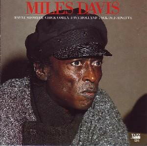 ・アーティスト Miles Davis ・タイトル Miles Davis ・レーベル・型番 Jazz Door JD1201 ・フォーマット CD ・コンディション(盤) 良い (VG+) ・コンディション(ジャケット) ・コンディション(帯) オビなし ・特記事項 【ケース擦れ】 サンプル画像です。実際の商品の画像ではありません 商品写真はバーコード/カタログ番号に対応したサンプル画像ですので、お送りする商品の画像ではありません。帯やライナーなどの付属品は、特記事項に記載されている場合のみ含まれます。プロモやカラーレコードなどの仕様についても、該当する場合のみ特記事項に記載しています。 【ご購入前に必ずご確認ください】 ・本店サイト(www.recordcity.jp)とは価格、送料が違います ・本店サイト、その他支店のオーダーとは同梱発送できません ・注文確定後に別の注文を頂いた場合、注文同士の同梱は致しかねます。 ・別倉庫から発送しているため、店頭受け渡しは対応しておりません ・一部商品は他の通販サイトでも販売しているため、ご注文のタイミングによっては商品のご用意ができない場合がございます。 ・土日祝日はお休みです 金曜・祝前日9時以降のご連絡またはご入金は、返答または発送が週明け・祝日明けに順次対応となります。 ・ご購入後のキャンセル不可 ご購入後のキャンセルはいかなる理由においてもお受けできません。ご了承の上、ご購入くださいませ。 ・日本郵便(ゆうパック/ゆうメール)によるお届けになります。 ・中古品であることをご理解ください 当ストアでは中古商品を主に販売しております。中古品であることをご理解の上ご購入ください。また、一部商品はRecordCityオンラインストアで試聴可能です。 ・返品について お客様のご都合による返品は一切承っておりません。 表記の内容と実際の商品に相違がある場合、また針飛び等で返品・返金をご希望される場合は、商品の到着後1週間以内にご連絡ください。商品の返送をこちらで確認後、キャンセル・返金を行います。 コンディションVG以下の商品は返品できません。プレイに影響のない表面のこすれ傷、プレス起因のノイズ盤は返品の対象外です。 【コンディション表記】 ・ほぼ新品(M-)(Like New) 完全な新品。未使用。当店ではほぼ使用しません ・非常に良い(EX)(Excellent) 中古盤として美品な状態。わずかな経年を感じるものの傷みを感じさせない、当店基準で最高の状態 ・良い(VG+)(Very Good Plus) 丁寧に扱われた中古品で、軽い使用感がみられる。 ・可(VG)(Acceptable) 使い込まれた中古品で、「良い」よりもさらに使用感がみられる。 ・悪い(VG-)(Bad) 状態が悪いアイテム。使用の保障はなく、再生不可、針飛び、目立つノイズがあるかもしれない。状態によるクレーム不可。返品不可。 ・非常に悪い(G)(Very Bad) 「悪い」よりさらに状態が悪いアイテム。使用の保障はなく、再生不可、針飛び、目立つノイズがあるかもしれない。状態によるクレーム不可。返品不可。 ・ジャンク(Fair)(Junk/Fair) 割れている、反っている、水ダメージがある、カビ、ジャケットが分離している、ひどい書き込み、ひどい擦れなど最低の状態。使用の保障はなく、再生不可、針飛び、目立つノイズがあるかもしれない。状態によるクレーム不可。返品不可。 ・ジャンク(Poor)(Junk/Poor) 割れている、反っている、水ダメージがある、カビ、ジャケットが分離している、ひどい書き込み、ひどい擦れなど最低の状態。使用の保障はなく、再生不可、針飛び、目立つノイズがあるかもしれない。状態によるクレーム不可。返品不可。