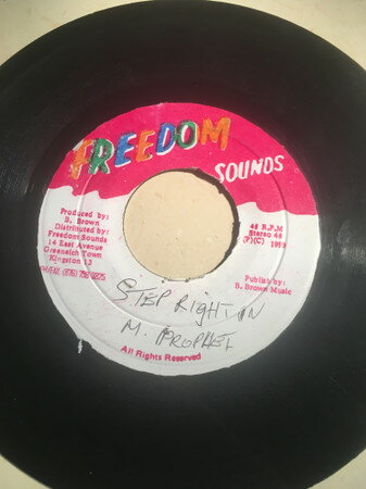 ・アーティスト Michael Prophet ・タイトル Step Right In ・レーベル・型番 Freedom Sounds NONE ・フォーマット 7インチレコード ・コンディション(盤) 良い (VG+) ・コンディション(ジャケット) ・コンディション(帯) オビなし ・特記事項 【盤に薄い跡】 サンプル画像です。実際の商品の画像ではありません 商品写真はバーコード/カタログ番号に対応したサンプル画像ですので、お送りする商品の画像ではありません。帯やライナーなどの付属品は、特記事項に記載されている場合のみ含まれます。プロモやカラーレコードなどの仕様についても、該当する場合のみ特記事項に記載しています。 【ご購入前に必ずご確認ください】 ・本店サイト(www.recordcity.jp)とは価格、送料が違います ・本店サイト、その他支店のオーダーとは同梱発送できません ・注文確定後に別の注文を頂いた場合、注文同士の同梱は致しかねます。 ・別倉庫から発送しているため、店頭受け渡しは対応しておりません ・一部商品は他の通販サイトでも販売しているため、ご注文のタイミングによっては商品のご用意ができない場合がございます。 ・土日祝日はお休みです 金曜・祝前日9時以降のご連絡またはご入金は、返答または発送が週明け・祝日明けに順次対応となります。 ・ご購入後のキャンセル不可 ご購入後のキャンセルはいかなる理由においてもお受けできません。ご了承の上、ご購入くださいませ。 ・日本郵便(ゆうパック/ゆうメール)によるお届けになります。 ・中古品であることをご理解ください 当ストアでは中古商品を主に販売しております。中古品であることをご理解の上ご購入ください。また、一部商品はRecordCityオンラインストアで試聴可能です。 ・返品について お客様のご都合による返品は一切承っておりません。 表記の内容と実際の商品に相違がある場合、また針飛び等で返品・返金をご希望される場合は、商品の到着後1週間以内にご連絡ください。商品の返送をこちらで確認後、キャンセル・返金を行います。 コンディションVG以下の商品は返品できません。プレイに影響のない表面のこすれ傷、プレス起因のノイズ盤は返品の対象外です。 【コンディション表記】 ・ほぼ新品(M-)(Like New) 完全な新品。未使用。当店ではほぼ使用しません ・非常に良い(EX)(Excellent) 中古盤として美品な状態。わずかな経年を感じるものの傷みを感じさせない、当店基準で最高の状態 ・良い(VG+)(Very Good Plus) 丁寧に扱われた中古品で、軽い使用感がみられる。 ・可(VG)(Acceptable) 使い込まれた中古品で、「良い」よりもさらに使用感がみられる。 ・悪い(VG-)(Bad) 状態が悪いアイテム。使用の保障はなく、再生不可、針飛び、目立つノイズがあるかもしれない。状態によるクレーム不可。返品不可。 ・非常に悪い(G)(Very Bad) 「悪い」よりさらに状態が悪いアイテム。使用の保障はなく、再生不可、針飛び、目立つノイズがあるかもしれない。状態によるクレーム不可。返品不可。 ・ジャンク(Fair)(Junk/Fair) 割れている、反っている、水ダメージがある、カビ、ジャケットが分離している、ひどい書き込み、ひどい擦れなど最低の状態。使用の保障はなく、再生不可、針飛び、目立つノイズがあるかもしれない。状態によるクレーム不可。返品不可。 ・ジャンク(Poor)(Junk/Poor) 割れている、反っている、水ダメージがある、カビ、ジャケットが分離している、ひどい書き込み、ひどい擦れなど最低の状態。使用の保障はなく、再生不可、針飛び、目立つノイズがあるかもしれない。状態によるクレーム不可。返品不可。