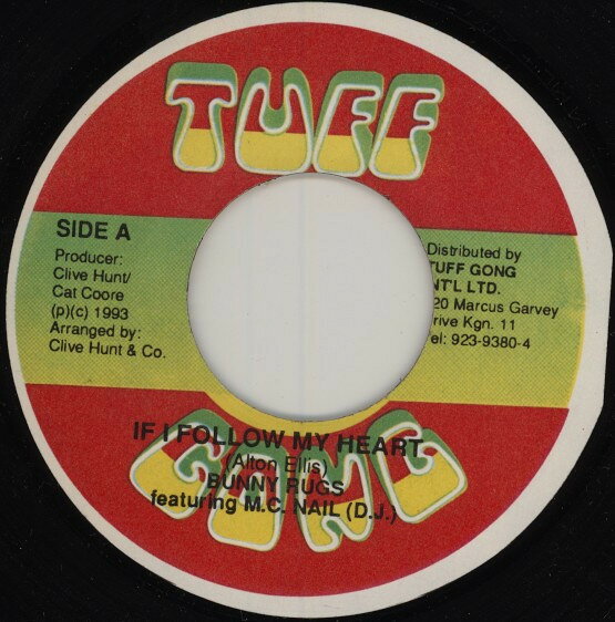 ・アーティスト Bunny Rugs ・タイトル If I Follow My Heart ・レーベル・型番 Tuff Gong NONE ・フォーマット 7インチレコード ・コンディション(盤) 良い (VG+) ・コンディション(ジャケット) ・コンディション(帯) オビなし ・特記事項 サンプル画像です。実際の商品の画像ではありません 商品写真はバーコード/カタログ番号に対応したサンプル画像ですので、お送りする商品の画像ではありません。帯やライナーなどの付属品は、特記事項に記載されている場合のみ含まれます。プロモやカラーレコードなどの仕様についても、該当する場合のみ特記事項に記載しています。 【ご購入前に必ずご確認ください】 ・本店サイト(www.recordcity.jp)とは価格、送料が違います ・本店サイト、その他支店のオーダーとは同梱発送できません ・注文確定後に別の注文を頂いた場合、注文同士の同梱は致しかねます。 ・別倉庫から発送しているため、店頭受け渡しは対応しておりません ・一部商品は他の通販サイトでも販売しているため、ご注文のタイミングによっては商品のご用意ができない場合がございます。 ・土日祝日はお休みです 金曜・祝前日9時以降のご連絡またはご入金は、返答または発送が週明け・祝日明けに順次対応となります。 ・ご購入後のキャンセル不可 ご購入後のキャンセルはいかなる理由においてもお受けできません。ご了承の上、ご購入くださいませ。 ・日本郵便(ゆうパック/ゆうメール)によるお届けになります。 ・中古品であることをご理解ください 当ストアでは中古商品を主に販売しております。中古品であることをご理解の上ご購入ください。また、一部商品はRecordCityオンラインストアで試聴可能です。 ・返品について お客様のご都合による返品は一切承っておりません。 表記の内容と実際の商品に相違がある場合、また針飛び等で返品・返金をご希望される場合は、商品の到着後1週間以内にご連絡ください。商品の返送をこちらで確認後、キャンセル・返金を行います。 コンディションVG以下の商品は返品できません。プレイに影響のない表面のこすれ傷、プレス起因のノイズ盤は返品の対象外です。 【コンディション表記】 ・ほぼ新品(M-)(Like New) 完全な新品。未使用。当店ではほぼ使用しません ・非常に良い(EX)(Excellent) 中古盤として美品な状態。わずかな経年を感じるものの傷みを感じさせない、当店基準で最高の状態 ・良い(VG+)(Very Good Plus) 丁寧に扱われた中古品で、軽い使用感がみられる。 ・可(VG)(Acceptable) 使い込まれた中古品で、「良い」よりもさらに使用感がみられる。 ・悪い(VG-)(Bad) 状態が悪いアイテム。使用の保障はなく、再生不可、針飛び、目立つノイズがあるかもしれない。状態によるクレーム不可。返品不可。 ・非常に悪い(G)(Very Bad) 「悪い」よりさらに状態が悪いアイテム。使用の保障はなく、再生不可、針飛び、目立つノイズがあるかもしれない。状態によるクレーム不可。返品不可。 ・ジャンク(Fair)(Junk/Fair) 割れている、反っている、水ダメージがある、カビ、ジャケットが分離している、ひどい書き込み、ひどい擦れなど最低の状態。使用の保障はなく、再生不可、針飛び、目立つノイズがあるかもしれない。状態によるクレーム不可。返品不可。 ・ジャンク(Poor)(Junk/Poor) 割れている、反っている、水ダメージがある、カビ、ジャケットが分離している、ひどい書き込み、ひどい擦れなど最低の状態。使用の保障はなく、再生不可、針飛び、目立つノイズがあるかもしれない。状態によるクレーム不可。返品不可。