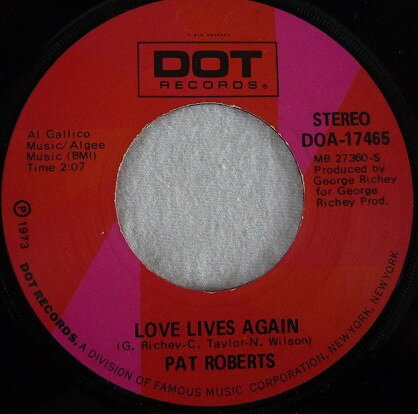 ・アーティスト Pat Roberts (2) ・タイトル Love Lives Again ・レーベル・型番 Dot Records DOA17465 ・フォーマット 7インチレコード ・コンディション(盤) 良い (VG+) ・コンディション(ジャケット) プレインカバー（元ジャケット／カバー無し） ・コンディション(帯) オビなし ・特記事項 【盤曇り】【盤に薄い跡】 サンプル画像です。実際の商品の画像ではありません 商品写真はバーコード/カタログ番号に対応したサンプル画像ですので、お送りする商品の画像ではありません。帯やライナーなどの付属品は、特記事項に記載されている場合のみ含まれます。プロモやカラーレコードなどの仕様についても、該当する場合のみ特記事項に記載しています。 【ご購入前に必ずご確認ください】 ・本店サイト(www.recordcity.jp)とは価格、送料が違います ・本店サイト、その他支店のオーダーとは同梱発送できません ・注文確定後に別の注文を頂いた場合、注文同士の同梱は致しかねます。 ・別倉庫から発送しているため、店頭受け渡しは対応しておりません ・一部商品は他の通販サイトでも販売しているため、ご注文のタイミングによっては商品のご用意ができない場合がございます。 ・土日祝日はお休みです 金曜・祝前日9時以降のご連絡またはご入金は、返答または発送が週明け・祝日明けに順次対応となります。 ・ご購入後のキャンセル不可 ご購入後のキャンセルはいかなる理由においてもお受けできません。ご了承の上、ご購入くださいませ。 ・日本郵便(ゆうパック/ゆうメール)によるお届けになります。 ・中古品であることをご理解ください 当ストアでは中古商品を主に販売しております。中古品であることをご理解の上ご購入ください。また、一部商品はRecordCityオンラインストアで試聴可能です。 ・返品について お客様のご都合による返品は一切承っておりません。 表記の内容と実際の商品に相違がある場合、また針飛び等で返品・返金をご希望される場合は、商品の到着後1週間以内にご連絡ください。商品の返送をこちらで確認後、キャンセル・返金を行います。 コンディションVG以下の商品は返品できません。プレイに影響のない表面のこすれ傷、プレス起因のノイズ盤は返品の対象外です。 【コンディション表記】 ・ほぼ新品(M-)(Like New) 完全な新品。未使用。当店ではほぼ使用しません ・非常に良い(EX)(Excellent) 中古盤として美品な状態。わずかな経年を感じるものの傷みを感じさせない、当店基準で最高の状態 ・良い(VG+)(Very Good Plus) 丁寧に扱われた中古品で、軽い使用感がみられる。 ・可(VG)(Acceptable) 使い込まれた中古品で、「良い」よりもさらに使用感がみられる。 ・悪い(VG-)(Bad) 状態が悪いアイテム。使用の保障はなく、再生不可、針飛び、目立つノイズがあるかもしれない。状態によるクレーム不可。返品不可。 ・非常に悪い(G)(Very Bad) 「悪い」よりさらに状態が悪いアイテム。使用の保障はなく、再生不可、針飛び、目立つノイズがあるかもしれない。状態によるクレーム不可。返品不可。 ・ジャンク(Fair)(Junk/Fair) 割れている、反っている、水ダメージがある、カビ、ジャケットが分離している、ひどい書き込み、ひどい擦れなど最低の状態。使用の保障はなく、再生不可、針飛び、目立つノイズがあるかもしれない。状態によるクレーム不可。返品不可。 ・ジャンク(Poor)(Junk/Poor) 割れている、反っている、水ダメージがある、カビ、ジャケットが分離している、ひどい書き込み、ひどい擦れなど最低の状態。使用の保障はなく、再生不可、針飛び、目立つノイズがあるかもしれない。状態によるクレーム不可。返品不可。