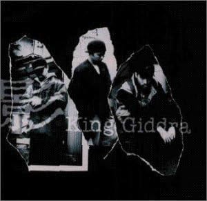 ・アーティスト King Giddra ・タイトル 影 ・レーベル・型番 P-Vine PCD4512 ・フォーマット CD ・コンディション(盤) 良い (VG+) ・コンディション(ジャケット) ・コンディション(帯) オビなし ・特記事項 【ケースキズ】 サンプル画像です。実際の商品の画像ではありません 商品写真はバーコード/カタログ番号に対応したサンプル画像ですので、お送りする商品の画像ではありません。帯やライナーなどの付属品は、特記事項に記載されている場合のみ含まれます。プロモやカラーレコードなどの仕様についても、該当する場合のみ特記事項に記載しています。 【ご購入前に必ずご確認ください】 ・本店サイト(www.recordcity.jp)とは価格、送料が違います ・本店サイト、その他支店のオーダーとは同梱発送できません ・注文確定後に別の注文を頂いた場合、注文同士の同梱は致しかねます。 ・別倉庫から発送しているため、店頭受け渡しは対応しておりません ・一部商品は他の通販サイトでも販売しているため、ご注文のタイミングによっては商品のご用意ができない場合がございます。 ・土日祝日はお休みです 金曜・祝前日9時以降のご連絡またはご入金は、返答または発送が週明け・祝日明けに順次対応となります。 ・ご購入後のキャンセル不可 ご購入後のキャンセルはいかなる理由においてもお受けできません。ご了承の上、ご購入くださいませ。 ・日本郵便(ゆうパック/ゆうメール)によるお届けになります。 ・中古品であることをご理解ください 当ストアでは中古商品を主に販売しております。中古品であることをご理解の上ご購入ください。また、一部商品はRecordCityオンラインストアで試聴可能です。 ・返品について お客様のご都合による返品は一切承っておりません。 表記の内容と実際の商品に相違がある場合、また針飛び等で返品・返金をご希望される場合は、商品の到着後1週間以内にご連絡ください。商品の返送をこちらで確認後、キャンセル・返金を行います。 コンディションVG以下の商品は返品できません。プレイに影響のない表面のこすれ傷、プレス起因のノイズ盤は返品の対象外です。 【コンディション表記】 ・ほぼ新品(M-)(Like New) 完全な新品。未使用。当店ではほぼ使用しません ・非常に良い(EX)(Excellent) 中古盤として美品な状態。わずかな経年を感じるものの傷みを感じさせない、当店基準で最高の状態 ・良い(VG+)(Very Good Plus) 丁寧に扱われた中古品で、軽い使用感がみられる。 ・可(VG)(Acceptable) 使い込まれた中古品で、「良い」よりもさらに使用感がみられる。 ・悪い(VG-)(Bad) 状態が悪いアイテム。使用の保障はなく、再生不可、針飛び、目立つノイズがあるかもしれない。状態によるクレーム不可。返品不可。 ・非常に悪い(G)(Very Bad) 「悪い」よりさらに状態が悪いアイテム。使用の保障はなく、再生不可、針飛び、目立つノイズがあるかもしれない。状態によるクレーム不可。返品不可。 ・ジャンク(Fair)(Junk/Fair) 割れている、反っている、水ダメージがある、カビ、ジャケットが分離している、ひどい書き込み、ひどい擦れなど最低の状態。使用の保障はなく、再生不可、針飛び、目立つノイズがあるかもしれない。状態によるクレーム不可。返品不可。 ・ジャンク(Poor)(Junk/Poor) 割れている、反っている、水ダメージがある、カビ、ジャケットが分離している、ひどい書き込み、ひどい擦れなど最低の状態。使用の保障はなく、再生不可、針飛び、目立つノイズがあるかもしれない。状態によるクレーム不可。返品不可。