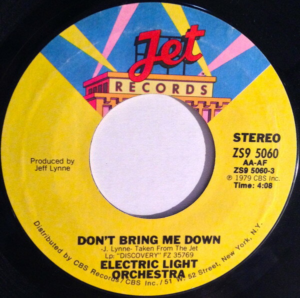 ・アーティスト Electric Light Orchestra ・タイトル Don't Bring Me Down ・レーベル・型番 Jet Records ZS95060 ・フォーマット 7インチレコード ・コンディション(盤) 良い (VG+) ・コンディション(ジャケット) プレインカバー（元ジャケット／カバー無し） ・コンディション(帯) オビなし ・特記事項 【盤曇り】 サンプル画像です。実際の商品の画像ではありません 商品写真はバーコード/カタログ番号に対応したサンプル画像ですので、お送りする商品の画像ではありません。帯やライナーなどの付属品は、特記事項に記載されている場合のみ含まれます。プロモやカラーレコードなどの仕様についても、該当する場合のみ特記事項に記載しています。 【ご購入前に必ずご確認ください】 ・本店サイト(www.recordcity.jp)とは価格、送料が違います ・本店サイト、その他支店のオーダーとは同梱発送できません ・注文確定後に別の注文を頂いた場合、注文同士の同梱は致しかねます。 ・別倉庫から発送しているため、店頭受け渡しは対応しておりません ・一部商品は他の通販サイトでも販売しているため、ご注文のタイミングによっては商品のご用意ができない場合がございます。 ・土日祝日はお休みです 金曜・祝前日9時以降のご連絡またはご入金は、返答または発送が週明け・祝日明けに順次対応となります。 ・ご購入後のキャンセル不可 ご購入後のキャンセルはいかなる理由においてもお受けできません。ご了承の上、ご購入くださいませ。 ・日本郵便(ゆうパック/ゆうメール)によるお届けになります。 ・中古品であることをご理解ください 当ストアでは中古商品を主に販売しております。中古品であることをご理解の上ご購入ください。また、一部商品はRecordCityオンラインストアで試聴可能です。 ・返品について お客様のご都合による返品は一切承っておりません。 表記の内容と実際の商品に相違がある場合、また針飛び等で返品・返金をご希望される場合は、商品の到着後1週間以内にご連絡ください。商品の返送をこちらで確認後、キャンセル・返金を行います。 コンディションVG以下の商品は返品できません。プレイに影響のない表面のこすれ傷、プレス起因のノイズ盤は返品の対象外です。 【コンディション表記】 ・ほぼ新品(M-)(Like New) 完全な新品。未使用。当店ではほぼ使用しません ・非常に良い(EX)(Excellent) 中古盤として美品な状態。わずかな経年を感じるものの傷みを感じさせない、当店基準で最高の状態 ・良い(VG+)(Very Good Plus) 丁寧に扱われた中古品で、軽い使用感がみられる。 ・可(VG)(Acceptable) 使い込まれた中古品で、「良い」よりもさらに使用感がみられる。 ・悪い(VG-)(Bad) 状態が悪いアイテム。使用の保障はなく、再生不可、針飛び、目立つノイズがあるかもしれない。状態によるクレーム不可。返品不可。 ・非常に悪い(G)(Very Bad) 「悪い」よりさらに状態が悪いアイテム。使用の保障はなく、再生不可、針飛び、目立つノイズがあるかもしれない。状態によるクレーム不可。返品不可。 ・ジャンク(Fair)(Junk/Fair) 割れている、反っている、水ダメージがある、カビ、ジャケットが分離している、ひどい書き込み、ひどい擦れなど最低の状態。使用の保障はなく、再生不可、針飛び、目立つノイズがあるかもしれない。状態によるクレーム不可。返品不可。 ・ジャンク(Poor)(Junk/Poor) 割れている、反っている、水ダメージがある、カビ、ジャケットが分離している、ひどい書き込み、ひどい擦れなど最低の状態。使用の保障はなく、再生不可、針飛び、目立つノイズがあるかもしれない。状態によるクレーム不可。返品不可。