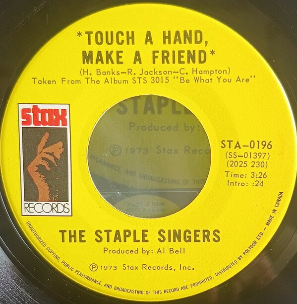 ・アーティスト Staple Singers ・タイトル Touch A Hand, Make A Friend / Tellin' Lies ・レーベル・型番 Stax STA0196 ・フォーマット 7インチレコード ・コンディション(盤) 可 (VG) ・コンディション(ジャケット) プレインカバー（元ジャケット／カバー無し） ・コンディション(帯) オビなし ・特記事項 【盤に目立った跡】【レーベルに書き込み】【インナースリーブ抜け】 サンプル画像です。実際の商品の画像ではありません 商品写真はバーコード/カタログ番号に対応したサンプル画像ですので、お送りする商品の画像ではありません。帯やライナーなどの付属品は、特記事項に記載されている場合のみ含まれます。プロモやカラーレコードなどの仕様についても、該当する場合のみ特記事項に記載しています。 【ご購入前に必ずご確認ください】 ・本店サイト(www.recordcity.jp)とは価格、送料が違います ・本店サイト、その他支店のオーダーとは同梱発送できません ・注文確定後に別の注文を頂いた場合、注文同士の同梱は致しかねます。 ・別倉庫から発送しているため、店頭受け渡しは対応しておりません ・一部商品は他の通販サイトでも販売しているため、ご注文のタイミングによっては商品のご用意ができない場合がございます。 ・土日祝日はお休みです 金曜・祝前日9時以降のご連絡またはご入金は、返答または発送が週明け・祝日明けに順次対応となります。 ・ご購入後のキャンセル不可 ご購入後のキャンセルはいかなる理由においてもお受けできません。ご了承の上、ご購入くださいませ。 ・日本郵便(ゆうパック/ゆうメール)によるお届けになります。 ・中古品であることをご理解ください 当ストアでは中古商品を主に販売しております。中古品であることをご理解の上ご購入ください。また、一部商品はRecordCityオンラインストアで試聴可能です。 ・返品について お客様のご都合による返品は一切承っておりません。 表記の内容と実際の商品に相違がある場合、また針飛び等で返品・返金をご希望される場合は、商品の到着後1週間以内にご連絡ください。商品の返送をこちらで確認後、キャンセル・返金を行います。 コンディションVG以下の商品は返品できません。プレイに影響のない表面のこすれ傷、プレス起因のノイズ盤は返品の対象外です。 【コンディション表記】 ・ほぼ新品(M-)(Like New) 完全な新品。未使用。当店ではほぼ使用しません ・非常に良い(EX)(Excellent) 中古盤として美品な状態。わずかな経年を感じるものの傷みを感じさせない、当店基準で最高の状態 ・良い(VG+)(Very Good Plus) 丁寧に扱われた中古品で、軽い使用感がみられる。 ・可(VG)(Acceptable) 使い込まれた中古品で、「良い」よりもさらに使用感がみられる。 ・悪い(VG-)(Bad) 状態が悪いアイテム。使用の保障はなく、再生不可、針飛び、目立つノイズがあるかもしれない。状態によるクレーム不可。返品不可。 ・非常に悪い(G)(Very Bad) 「悪い」よりさらに状態が悪いアイテム。使用の保障はなく、再生不可、針飛び、目立つノイズがあるかもしれない。状態によるクレーム不可。返品不可。 ・ジャンク(Fair)(Junk/Fair) 割れている、反っている、水ダメージがある、カビ、ジャケットが分離している、ひどい書き込み、ひどい擦れなど最低の状態。使用の保障はなく、再生不可、針飛び、目立つノイズがあるかもしれない。状態によるクレーム不可。返品不可。 ・ジャンク(Poor)(Junk/Poor) 割れている、反っている、水ダメージがある、カビ、ジャケットが分離している、ひどい書き込み、ひどい擦れなど最低の状態。使用の保障はなく、再生不可、針飛び、目立つノイズがあるかもしれない。状態によるクレーム不可。返品不可。