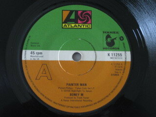 ・アーティスト Boney M. ・タイトル Painter Man ・レーベル・型番 Atlantic K11255 ・フォーマット 7インチレコード ・コンディション(盤) 良い (VG+) ・コンディション(ジャケット) プレインカバー（元ジャケット／カバー無し） ・コンディション(帯) オビなし ・特記事項 【レーベルにスタンプ】 サンプル画像です。実際の商品の画像ではありません 商品写真はバーコード/カタログ番号に対応したサンプル画像ですので、お送りする商品の画像ではありません。帯やライナーなどの付属品は、特記事項に記載されている場合のみ含まれます。プロモやカラーレコードなどの仕様についても、該当する場合のみ特記事項に記載しています。 【ご購入前に必ずご確認ください】 ・本店サイト(www.recordcity.jp)とは価格、送料が違います ・本店サイト、その他支店のオーダーとは同梱発送できません ・注文確定後に別の注文を頂いた場合、注文同士の同梱は致しかねます。 ・別倉庫から発送しているため、店頭受け渡しは対応しておりません ・一部商品は他の通販サイトでも販売しているため、ご注文のタイミングによっては商品のご用意ができない場合がございます。 ・土日祝日はお休みです 金曜・祝前日9時以降のご連絡またはご入金は、返答または発送が週明け・祝日明けに順次対応となります。 ・ご購入後のキャンセル不可 ご購入後のキャンセルはいかなる理由においてもお受けできません。ご了承の上、ご購入くださいませ。 ・日本郵便(ゆうパック/ゆうメール)によるお届けになります。 ・中古品であることをご理解ください 当ストアでは中古商品を主に販売しております。中古品であることをご理解の上ご購入ください。また、一部商品はRecordCityオンラインストアで試聴可能です。 ・返品について お客様のご都合による返品は一切承っておりません。 表記の内容と実際の商品に相違がある場合、また針飛び等で返品・返金をご希望される場合は、商品の到着後1週間以内にご連絡ください。商品の返送をこちらで確認後、キャンセル・返金を行います。 コンディションVG以下の商品は返品できません。プレイに影響のない表面のこすれ傷、プレス起因のノイズ盤は返品の対象外です。 【コンディション表記】 ・ほぼ新品(M-)(Like New) 完全な新品。未使用。当店ではほぼ使用しません ・非常に良い(EX)(Excellent) 中古盤として美品な状態。わずかな経年を感じるものの傷みを感じさせない、当店基準で最高の状態 ・良い(VG+)(Very Good Plus) 丁寧に扱われた中古品で、軽い使用感がみられる。 ・可(VG)(Acceptable) 使い込まれた中古品で、「良い」よりもさらに使用感がみられる。 ・悪い(VG-)(Bad) 状態が悪いアイテム。使用の保障はなく、再生不可、針飛び、目立つノイズがあるかもしれない。状態によるクレーム不可。返品不可。 ・非常に悪い(G)(Very Bad) 「悪い」よりさらに状態が悪いアイテム。使用の保障はなく、再生不可、針飛び、目立つノイズがあるかもしれない。状態によるクレーム不可。返品不可。 ・ジャンク(Fair)(Junk/Fair) 割れている、反っている、水ダメージがある、カビ、ジャケットが分離している、ひどい書き込み、ひどい擦れなど最低の状態。使用の保障はなく、再生不可、針飛び、目立つノイズがあるかもしれない。状態によるクレーム不可。返品不可。 ・ジャンク(Poor)(Junk/Poor) 割れている、反っている、水ダメージがある、カビ、ジャケットが分離している、ひどい書き込み、ひどい擦れなど最低の状態。使用の保障はなく、再生不可、針飛び、目立つノイズがあるかもしれない。状態によるクレーム不可。返品不可。