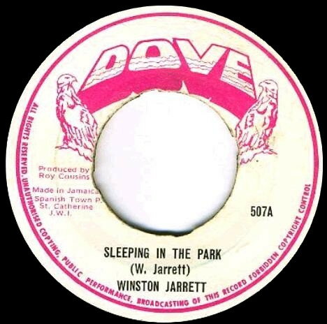 ・アーティスト Winston Jarrett ・タイトル Sleeping In The Park ・レーベル・型番 Dove 507 ・フォーマット 7インチレコード ・コンディション(盤) 良い (VG+) ・コンディション(ジャケット) ・コンディション(帯) オビなし ・特記事項 【盤にヘアライン】 サンプル画像です。実際の商品の画像ではありません 商品写真はバーコード/カタログ番号に対応したサンプル画像ですので、お送りする商品の画像ではありません。帯やライナーなどの付属品は、特記事項に記載されている場合のみ含まれます。プロモやカラーレコードなどの仕様についても、該当する場合のみ特記事項に記載しています。 【ご購入前に必ずご確認ください】 ・本店サイト(www.recordcity.jp)とは価格、送料が違います ・本店サイト、その他支店のオーダーとは同梱発送できません ・注文確定後に別の注文を頂いた場合、注文同士の同梱は致しかねます。 ・別倉庫から発送しているため、店頭受け渡しは対応しておりません ・一部商品は他の通販サイトでも販売しているため、ご注文のタイミングによっては商品のご用意ができない場合がございます。 ・土日祝日はお休みです 金曜・祝前日9時以降のご連絡またはご入金は、返答または発送が週明け・祝日明けに順次対応となります。 ・ご購入後のキャンセル不可 ご購入後のキャンセルはいかなる理由においてもお受けできません。ご了承の上、ご購入くださいませ。 ・日本郵便(ゆうパック/ゆうメール)によるお届けになります。 ・中古品であることをご理解ください 当ストアでは中古商品を主に販売しております。中古品であることをご理解の上ご購入ください。また、一部商品はRecordCityオンラインストアで試聴可能です。 ・返品について お客様のご都合による返品は一切承っておりません。 表記の内容と実際の商品に相違がある場合、また針飛び等で返品・返金をご希望される場合は、商品の到着後1週間以内にご連絡ください。商品の返送をこちらで確認後、キャンセル・返金を行います。 コンディションVG以下の商品は返品できません。プレイに影響のない表面のこすれ傷、プレス起因のノイズ盤は返品の対象外です。 【コンディション表記】 ・ほぼ新品(M-)(Like New) 完全な新品。未使用。当店ではほぼ使用しません ・非常に良い(EX)(Excellent) 中古盤として美品な状態。わずかな経年を感じるものの傷みを感じさせない、当店基準で最高の状態 ・良い(VG+)(Very Good Plus) 丁寧に扱われた中古品で、軽い使用感がみられる。 ・可(VG)(Acceptable) 使い込まれた中古品で、「良い」よりもさらに使用感がみられる。 ・悪い(VG-)(Bad) 状態が悪いアイテム。使用の保障はなく、再生不可、針飛び、目立つノイズがあるかもしれない。状態によるクレーム不可。返品不可。 ・非常に悪い(G)(Very Bad) 「悪い」よりさらに状態が悪いアイテム。使用の保障はなく、再生不可、針飛び、目立つノイズがあるかもしれない。状態によるクレーム不可。返品不可。 ・ジャンク(Fair)(Junk/Fair) 割れている、反っている、水ダメージがある、カビ、ジャケットが分離している、ひどい書き込み、ひどい擦れなど最低の状態。使用の保障はなく、再生不可、針飛び、目立つノイズがあるかもしれない。状態によるクレーム不可。返品不可。 ・ジャンク(Poor)(Junk/Poor) 割れている、反っている、水ダメージがある、カビ、ジャケットが分離している、ひどい書き込み、ひどい擦れなど最低の状態。使用の保障はなく、再生不可、針飛び、目立つノイズがあるかもしれない。状態によるクレーム不可。返品不可。
