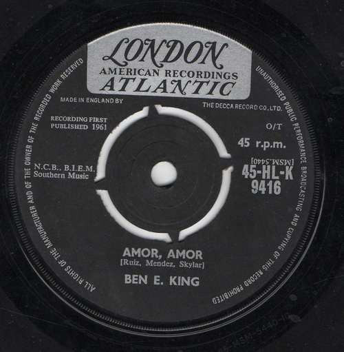 ・アーティスト Ben E. King ・タイトル Amor, Amor ・レーベル・型番 London Records, London American Recordings, London Atlantic 45HLK9416 ・フォーマット 7インチレコード ・コンディション(盤) 良い (VG+) ・コンディション(ジャケット) プレインカバー（元ジャケット／カバー無し） ・コンディション(帯) オビなし ・特記事項 【盤に浅い跡】【No Centre】 サンプル画像です。実際の商品の画像ではありません 商品写真はバーコード/カタログ番号に対応したサンプル画像ですので、お送りする商品の画像ではありません。帯やライナーなどの付属品は、特記事項に記載されている場合のみ含まれます。プロモやカラーレコードなどの仕様についても、該当する場合のみ特記事項に記載しています。 【ご購入前に必ずご確認ください】 ・本店サイト(www.recordcity.jp)とは価格、送料が違います ・本店サイト、その他支店のオーダーとは同梱発送できません ・注文確定後に別の注文を頂いた場合、注文同士の同梱は致しかねます。 ・別倉庫から発送しているため、店頭受け渡しは対応しておりません ・一部商品は他の通販サイトでも販売しているため、ご注文のタイミングによっては商品のご用意ができない場合がございます。 ・土日祝日はお休みです 金曜・祝前日9時以降のご連絡またはご入金は、返答または発送が週明け・祝日明けに順次対応となります。 ・ご購入後のキャンセル不可 ご購入後のキャンセルはいかなる理由においてもお受けできません。ご了承の上、ご購入くださいませ。 ・日本郵便(ゆうパック/ゆうメール)によるお届けになります。 ・中古品であることをご理解ください 当ストアでは中古商品を主に販売しております。中古品であることをご理解の上ご購入ください。また、一部商品はRecordCityオンラインストアで試聴可能です。 ・返品について お客様のご都合による返品は一切承っておりません。 表記の内容と実際の商品に相違がある場合、また針飛び等で返品・返金をご希望される場合は、商品の到着後1週間以内にご連絡ください。商品の返送をこちらで確認後、キャンセル・返金を行います。 コンディションVG以下の商品は返品できません。プレイに影響のない表面のこすれ傷、プレス起因のノイズ盤は返品の対象外です。 【コンディション表記】 ・ほぼ新品(M-)(Like New) 完全な新品。未使用。当店ではほぼ使用しません ・非常に良い(EX)(Excellent) 中古盤として美品な状態。わずかな経年を感じるものの傷みを感じさせない、当店基準で最高の状態 ・良い(VG+)(Very Good Plus) 丁寧に扱われた中古品で、軽い使用感がみられる。 ・可(VG)(Acceptable) 使い込まれた中古品で、「良い」よりもさらに使用感がみられる。 ・悪い(VG-)(Bad) 状態が悪いアイテム。使用の保障はなく、再生不可、針飛び、目立つノイズがあるかもしれない。状態によるクレーム不可。返品不可。 ・非常に悪い(G)(Very Bad) 「悪い」よりさらに状態が悪いアイテム。使用の保障はなく、再生不可、針飛び、目立つノイズがあるかもしれない。状態によるクレーム不可。返品不可。 ・ジャンク(Fair)(Junk/Fair) 割れている、反っている、水ダメージがある、カビ、ジャケットが分離している、ひどい書き込み、ひどい擦れなど最低の状態。使用の保障はなく、再生不可、針飛び、目立つノイズがあるかもしれない。状態によるクレーム不可。返品不可。 ・ジャンク(Poor)(Junk/Poor) 割れている、反っている、水ダメージがある、カビ、ジャケットが分離している、ひどい書き込み、ひどい擦れなど最低の状態。使用の保障はなく、再生不可、針飛び、目立つノイズがあるかもしれない。状態によるクレーム不可。返品不可。