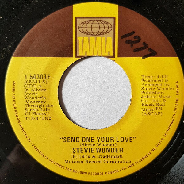 ・アーティスト Stevie Wonder ・タイトル Send One Your Love ・レーベル・型番 TAMLA T54303F ・フォーマット 7インチレコード ・コンディション(盤) 良い (VG+) ・コンディション(ジャケット) プレインカバー（元ジャケット／カバー無し） ・コンディション(帯) オビなし ・特記事項 【レーベルに書き込み】 サンプル画像です。実際の商品の画像ではありません 商品写真はバーコード/カタログ番号に対応したサンプル画像ですので、お送りする商品の画像ではありません。帯やライナーなどの付属品は、特記事項に記載されている場合のみ含まれます。プロモやカラーレコードなどの仕様についても、該当する場合のみ特記事項に記載しています。 【ご購入前に必ずご確認ください】 ・本店サイト(www.recordcity.jp)とは価格、送料が違います ・本店サイト、その他支店のオーダーとは同梱発送できません ・注文確定後に別の注文を頂いた場合、注文同士の同梱は致しかねます。 ・別倉庫から発送しているため、店頭受け渡しは対応しておりません ・一部商品は他の通販サイトでも販売しているため、ご注文のタイミングによっては商品のご用意ができない場合がございます。 ・土日祝日はお休みです 金曜・祝前日9時以降のご連絡またはご入金は、返答または発送が週明け・祝日明けに順次対応となります。 ・ご購入後のキャンセル不可 ご購入後のキャンセルはいかなる理由においてもお受けできません。ご了承の上、ご購入くださいませ。 ・日本郵便(ゆうパック/ゆうメール)によるお届けになります。 ・中古品であることをご理解ください 当ストアでは中古商品を主に販売しております。中古品であることをご理解の上ご購入ください。また、一部商品はRecordCityオンラインストアで試聴可能です。 ・返品について お客様のご都合による返品は一切承っておりません。 表記の内容と実際の商品に相違がある場合、また針飛び等で返品・返金をご希望される場合は、商品の到着後1週間以内にご連絡ください。商品の返送をこちらで確認後、キャンセル・返金を行います。 コンディションVG以下の商品は返品できません。プレイに影響のない表面のこすれ傷、プレス起因のノイズ盤は返品の対象外です。 【コンディション表記】 ・ほぼ新品(M-)(Like New) 完全な新品。未使用。当店ではほぼ使用しません ・非常に良い(EX)(Excellent) 中古盤として美品な状態。わずかな経年を感じるものの傷みを感じさせない、当店基準で最高の状態 ・良い(VG+)(Very Good Plus) 丁寧に扱われた中古品で、軽い使用感がみられる。 ・可(VG)(Acceptable) 使い込まれた中古品で、「良い」よりもさらに使用感がみられる。 ・悪い(VG-)(Bad) 状態が悪いアイテム。使用の保障はなく、再生不可、針飛び、目立つノイズがあるかもしれない。状態によるクレーム不可。返品不可。 ・非常に悪い(G)(Very Bad) 「悪い」よりさらに状態が悪いアイテム。使用の保障はなく、再生不可、針飛び、目立つノイズがあるかもしれない。状態によるクレーム不可。返品不可。 ・ジャンク(Fair)(Junk/Fair) 割れている、反っている、水ダメージがある、カビ、ジャケットが分離している、ひどい書き込み、ひどい擦れなど最低の状態。使用の保障はなく、再生不可、針飛び、目立つノイズがあるかもしれない。状態によるクレーム不可。返品不可。 ・ジャンク(Poor)(Junk/Poor) 割れている、反っている、水ダメージがある、カビ、ジャケットが分離している、ひどい書き込み、ひどい擦れなど最低の状態。使用の保障はなく、再生不可、針飛び、目立つノイズがあるかもしれない。状態によるクレーム不可。返品不可。