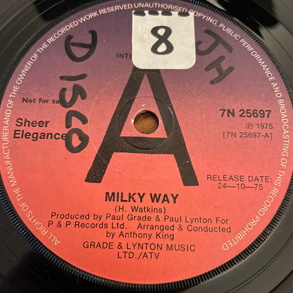 ・アーティスト Sheer Elegance ・タイトル Milky Way ・レーベル・型番 Pye International 7N25697PROMO ・フォーマット 7インチレコード ・コンディション(盤) 良い (VG+) ・コンディション(ジャケット) プレインカバー（元ジャケット／カバー無し） ・コンディション(帯) オビなし ・特記事項 【プロモ盤】 【プロモ印刷レーベル】【レーベルに書き込み】【レーベルにシール付着】 サンプル画像です。実際の商品の画像ではありません 商品写真はバーコード/カタログ番号に対応したサンプル画像ですので、お送りする商品の画像ではありません。帯やライナーなどの付属品は、特記事項に記載されている場合のみ含まれます。プロモやカラーレコードなどの仕様についても、該当する場合のみ特記事項に記載しています。 【ご購入前に必ずご確認ください】 ・本店サイト(www.recordcity.jp)とは価格、送料が違います ・本店サイト、その他支店のオーダーとは同梱発送できません ・注文確定後に別の注文を頂いた場合、注文同士の同梱は致しかねます。 ・別倉庫から発送しているため、店頭受け渡しは対応しておりません ・一部商品は他の通販サイトでも販売しているため、ご注文のタイミングによっては商品のご用意ができない場合がございます。 ・土日祝日はお休みです 金曜・祝前日9時以降のご連絡またはご入金は、返答または発送が週明け・祝日明けに順次対応となります。 ・ご購入後のキャンセル不可 ご購入後のキャンセルはいかなる理由においてもお受けできません。ご了承の上、ご購入くださいませ。 ・日本郵便(ゆうパック/ゆうメール)によるお届けになります。 ・中古品であることをご理解ください 当ストアでは中古商品を主に販売しております。中古品であることをご理解の上ご購入ください。また、一部商品はRecordCityオンラインストアで試聴可能です。 ・返品について お客様のご都合による返品は一切承っておりません。 表記の内容と実際の商品に相違がある場合、また針飛び等で返品・返金をご希望される場合は、商品の到着後1週間以内にご連絡ください。商品の返送をこちらで確認後、キャンセル・返金を行います。 コンディションVG以下の商品は返品できません。プレイに影響のない表面のこすれ傷、プレス起因のノイズ盤は返品の対象外です。 【コンディション表記】 ・ほぼ新品(M-)(Like New) 完全な新品。未使用。当店ではほぼ使用しません ・非常に良い(EX)(Excellent) 中古盤として美品な状態。わずかな経年を感じるものの傷みを感じさせない、当店基準で最高の状態 ・良い(VG+)(Very Good Plus) 丁寧に扱われた中古品で、軽い使用感がみられる。 ・可(VG)(Acceptable) 使い込まれた中古品で、「良い」よりもさらに使用感がみられる。 ・悪い(VG-)(Bad) 状態が悪いアイテム。使用の保障はなく、再生不可、針飛び、目立つノイズがあるかもしれない。状態によるクレーム不可。返品不可。 ・非常に悪い(G)(Very Bad) 「悪い」よりさらに状態が悪いアイテム。使用の保障はなく、再生不可、針飛び、目立つノイズがあるかもしれない。状態によるクレーム不可。返品不可。 ・ジャンク(Fair)(Junk/Fair) 割れている、反っている、水ダメージがある、カビ、ジャケットが分離している、ひどい書き込み、ひどい擦れなど最低の状態。使用の保障はなく、再生不可、針飛び、目立つノイズがあるかもしれない。状態によるクレーム不可。返品不可。 ・ジャンク(Poor)(Junk/Poor) 割れている、反っている、水ダメージがある、カビ、ジャケットが分離している、ひどい書き込み、ひどい擦れなど最低の状態。使用の保障はなく、再生不可、針飛び、目立つノイズがあるかもしれない。状態によるクレーム不可。返品不可。