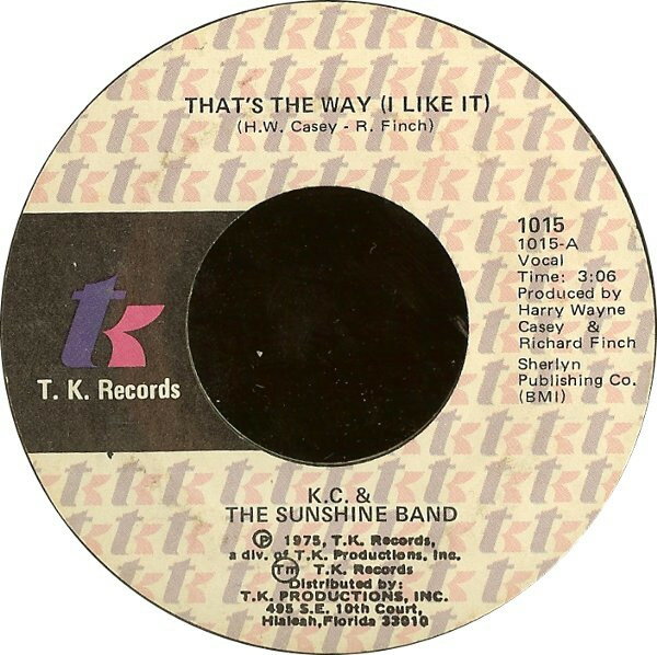 ・アーティスト KC & The Sunshine Band ・タイトル That's The Way (I Like It) ・レーベル・型番 T.K. Records 1015 ・フォーマット 7インチレコード ・コンディション(盤) 良い (VG+) ・コンディション(ジャケット) プレインカバー（元ジャケット／カバー無し） ・コンディション(帯) オビなし ・特記事項 【盤に薄い跡】 サンプル画像です。実際の商品の画像ではありません 商品写真はバーコード/カタログ番号に対応したサンプル画像ですので、お送りする商品の画像ではありません。帯やライナーなどの付属品は、特記事項に記載されている場合のみ含まれます。プロモやカラーレコードなどの仕様についても、該当する場合のみ特記事項に記載しています。 【ご購入前に必ずご確認ください】 ・本店サイト(www.recordcity.jp)とは価格、送料が違います ・本店サイト、その他支店のオーダーとは同梱発送できません ・注文確定後に別の注文を頂いた場合、注文同士の同梱は致しかねます。 ・別倉庫から発送しているため、店頭受け渡しは対応しておりません ・一部商品は他の通販サイトでも販売しているため、ご注文のタイミングによっては商品のご用意ができない場合がございます。 ・土日祝日はお休みです 金曜・祝前日9時以降のご連絡またはご入金は、返答または発送が週明け・祝日明けに順次対応となります。 ・ご購入後のキャンセル不可 ご購入後のキャンセルはいかなる理由においてもお受けできません。ご了承の上、ご購入くださいませ。 ・日本郵便(ゆうパック/ゆうメール)によるお届けになります。 ・中古品であることをご理解ください 当ストアでは中古商品を主に販売しております。中古品であることをご理解の上ご購入ください。また、一部商品はRecordCityオンラインストアで試聴可能です。 ・返品について お客様のご都合による返品は一切承っておりません。 表記の内容と実際の商品に相違がある場合、また針飛び等で返品・返金をご希望される場合は、商品の到着後1週間以内にご連絡ください。商品の返送をこちらで確認後、キャンセル・返金を行います。 コンディションVG以下の商品は返品できません。プレイに影響のない表面のこすれ傷、プレス起因のノイズ盤は返品の対象外です。 【コンディション表記】 ・ほぼ新品(M-)(Like New) 完全な新品。未使用。当店ではほぼ使用しません ・非常に良い(EX)(Excellent) 中古盤として美品な状態。わずかな経年を感じるものの傷みを感じさせない、当店基準で最高の状態 ・良い(VG+)(Very Good Plus) 丁寧に扱われた中古品で、軽い使用感がみられる。 ・可(VG)(Acceptable) 使い込まれた中古品で、「良い」よりもさらに使用感がみられる。 ・悪い(VG-)(Bad) 状態が悪いアイテム。使用の保障はなく、再生不可、針飛び、目立つノイズがあるかもしれない。状態によるクレーム不可。返品不可。 ・非常に悪い(G)(Very Bad) 「悪い」よりさらに状態が悪いアイテム。使用の保障はなく、再生不可、針飛び、目立つノイズがあるかもしれない。状態によるクレーム不可。返品不可。 ・ジャンク(Fair)(Junk/Fair) 割れている、反っている、水ダメージがある、カビ、ジャケットが分離している、ひどい書き込み、ひどい擦れなど最低の状態。使用の保障はなく、再生不可、針飛び、目立つノイズがあるかもしれない。状態によるクレーム不可。返品不可。 ・ジャンク(Poor)(Junk/Poor) 割れている、反っている、水ダメージがある、カビ、ジャケットが分離している、ひどい書き込み、ひどい擦れなど最低の状態。使用の保障はなく、再生不可、針飛び、目立つノイズがあるかもしれない。状態によるクレーム不可。返品不可。