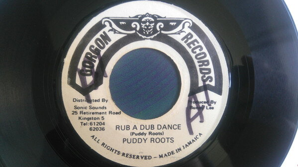 ・アーティスト Puddy Roots ・タイトル Rub A Dub Dance ・レーベル・型番 Gorgon Records NONE ・フォーマット 7インチレコード ・コンディション(盤) 良い (VG+) ・コンディション(ジャケット) ・コンディション(帯) オビなし ・特記事項 【EX/SACI B:WOL 】 サンプル画像です。実際の商品の画像ではありません 商品写真はバーコード/カタログ番号に対応したサンプル画像ですので、お送りする商品の画像ではありません。帯やライナーなどの付属品は、特記事項に記載されている場合のみ含まれます。プロモやカラーレコードなどの仕様についても、該当する場合のみ特記事項に記載しています。 【ご購入前に必ずご確認ください】 ・本店サイト(www.recordcity.jp)とは価格、送料が違います ・本店サイト、その他支店のオーダーとは同梱発送できません ・注文確定後に別の注文を頂いた場合、注文同士の同梱は致しかねます。 ・別倉庫から発送しているため、店頭受け渡しは対応しておりません ・一部商品は他の通販サイトでも販売しているため、ご注文のタイミングによっては商品のご用意ができない場合がございます。 ・土日祝日はお休みです 金曜・祝前日9時以降のご連絡またはご入金は、返答または発送が週明け・祝日明けに順次対応となります。 ・ご購入後のキャンセル不可 ご購入後のキャンセルはいかなる理由においてもお受けできません。ご了承の上、ご購入くださいませ。 ・日本郵便(ゆうパック/ゆうメール)によるお届けになります。 ・中古品であることをご理解ください 当ストアでは中古商品を主に販売しております。中古品であることをご理解の上ご購入ください。また、一部商品はRecordCityオンラインストアで試聴可能です。 ・返品について お客様のご都合による返品は一切承っておりません。 表記の内容と実際の商品に相違がある場合、また針飛び等で返品・返金をご希望される場合は、商品の到着後1週間以内にご連絡ください。商品の返送をこちらで確認後、キャンセル・返金を行います。 コンディションVG以下の商品は返品できません。プレイに影響のない表面のこすれ傷、プレス起因のノイズ盤は返品の対象外です。 【コンディション表記】 ・ほぼ新品(M-)(Like New) 完全な新品。未使用。当店ではほぼ使用しません ・非常に良い(EX)(Excellent) 中古盤として美品な状態。わずかな経年を感じるものの傷みを感じさせない、当店基準で最高の状態 ・良い(VG+)(Very Good Plus) 丁寧に扱われた中古品で、軽い使用感がみられる。 ・可(VG)(Acceptable) 使い込まれた中古品で、「良い」よりもさらに使用感がみられる。 ・悪い(VG-)(Bad) 状態が悪いアイテム。使用の保障はなく、再生不可、針飛び、目立つノイズがあるかもしれない。状態によるクレーム不可。返品不可。 ・非常に悪い(G)(Very Bad) 「悪い」よりさらに状態が悪いアイテム。使用の保障はなく、再生不可、針飛び、目立つノイズがあるかもしれない。状態によるクレーム不可。返品不可。 ・ジャンク(Fair)(Junk/Fair) 割れている、反っている、水ダメージがある、カビ、ジャケットが分離している、ひどい書き込み、ひどい擦れなど最低の状態。使用の保障はなく、再生不可、針飛び、目立つノイズがあるかもしれない。状態によるクレーム不可。返品不可。 ・ジャンク(Poor)(Junk/Poor) 割れている、反っている、水ダメージがある、カビ、ジャケットが分離している、ひどい書き込み、ひどい擦れなど最低の状態。使用の保障はなく、再生不可、針飛び、目立つノイズがあるかもしれない。状態によるクレーム不可。返品不可。